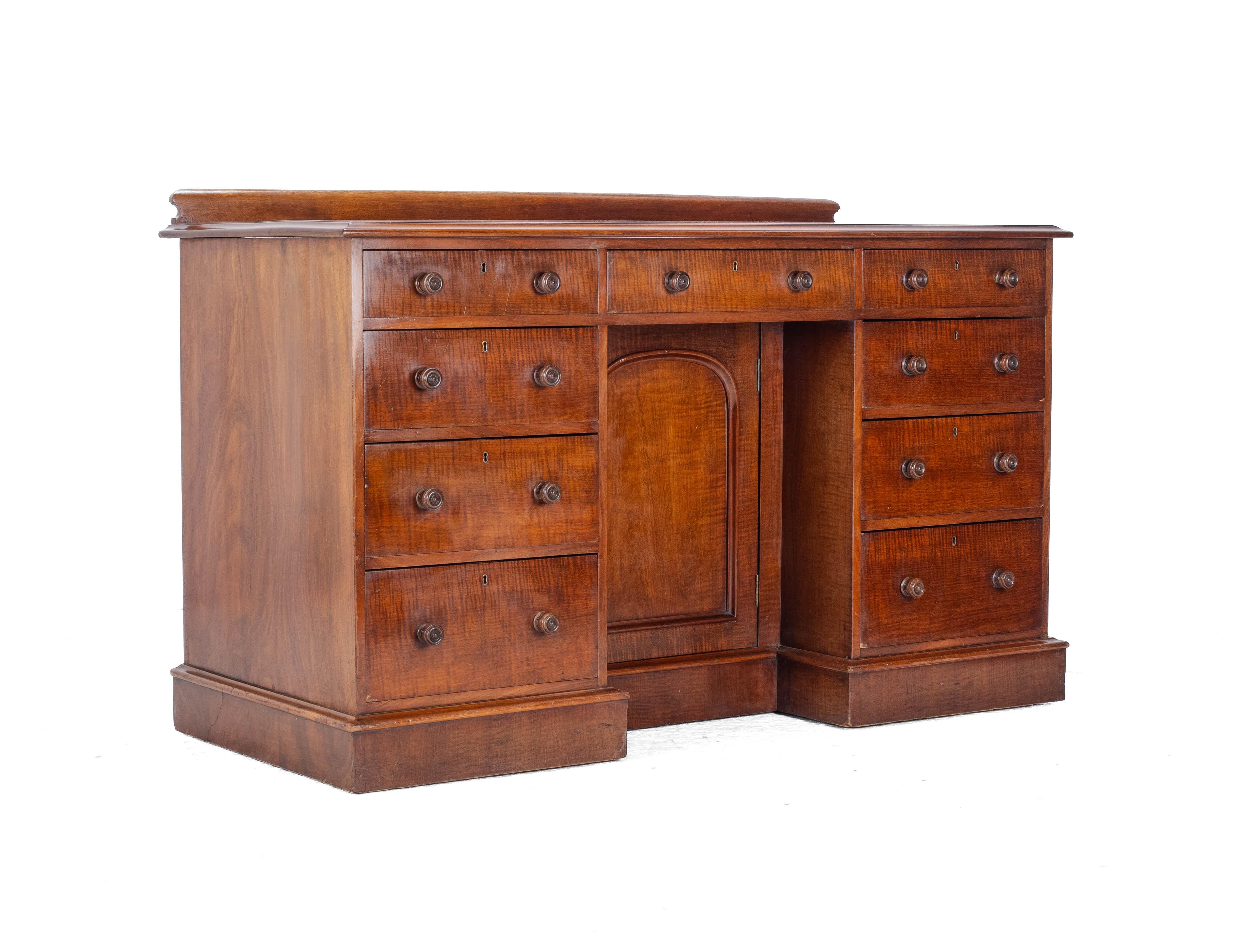 Victorian Mahogany Kneehole Desk circa 1870, 19th Century In Good Condition For Sale In Leeds, GB