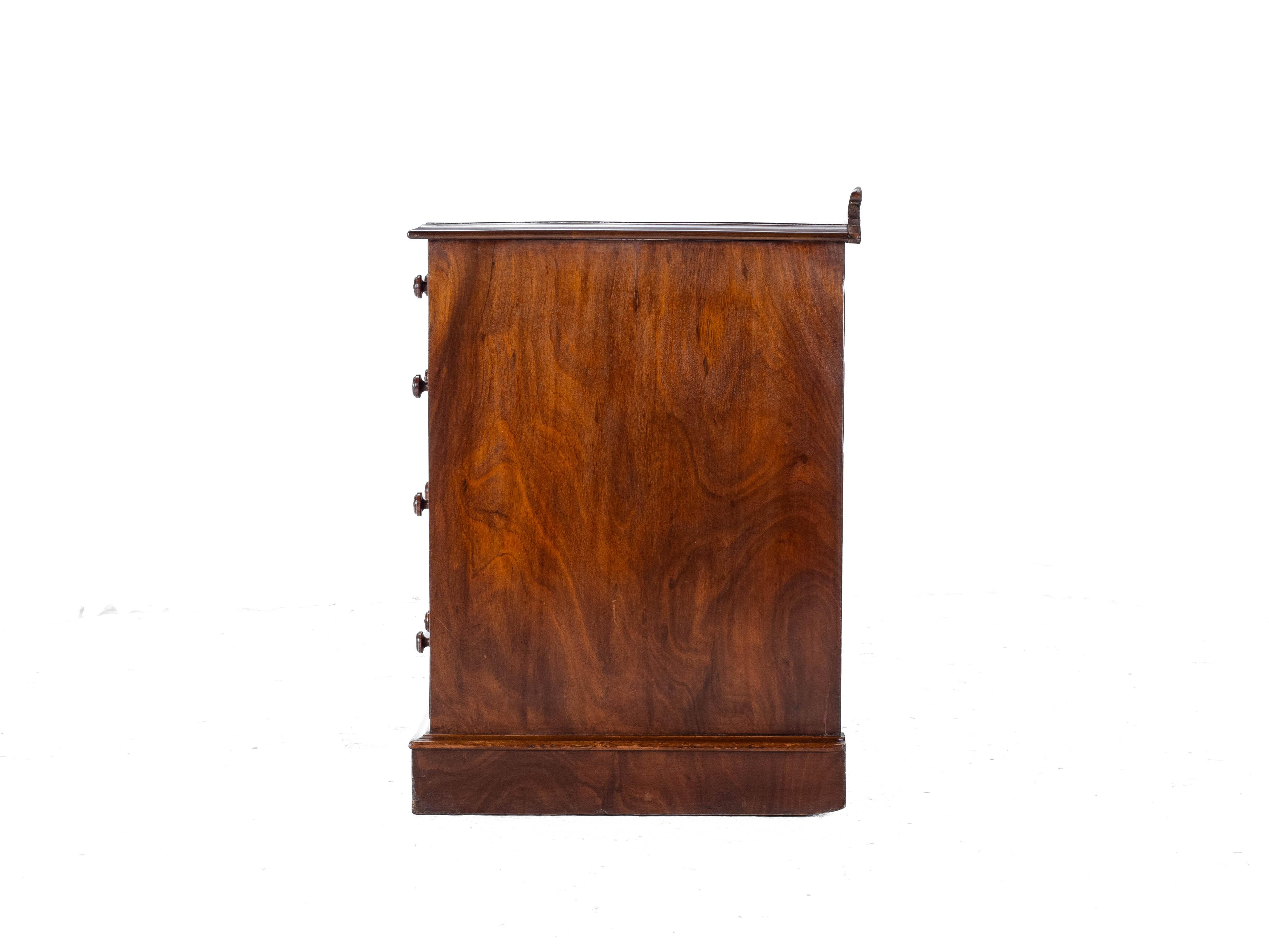 Late 19th Century Victorian Mahogany Kneehole Desk circa 1870, 19th Century For Sale
