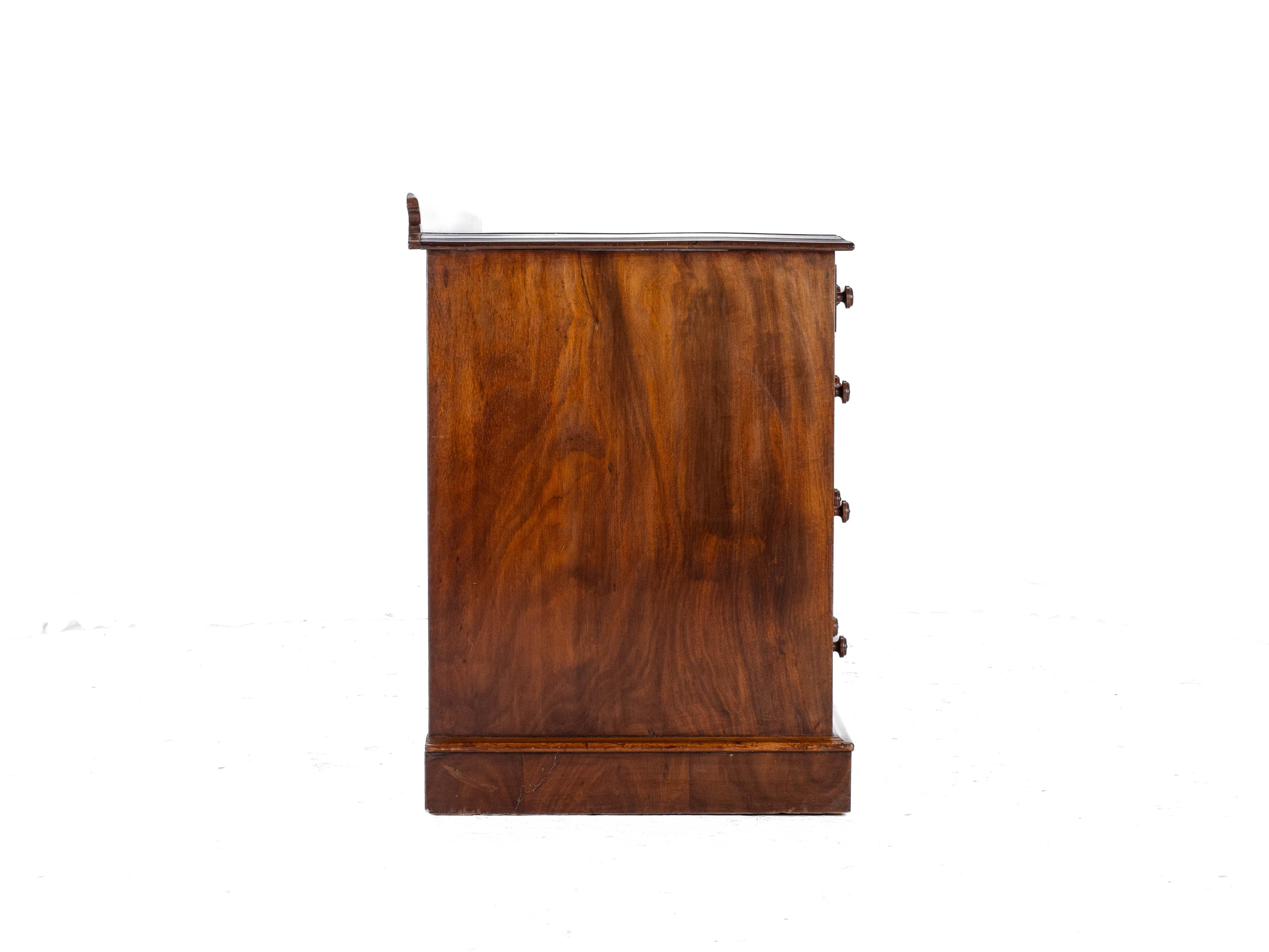 Victorian Mahogany Kneehole Desk circa 1870, 19th Century For Sale 1
