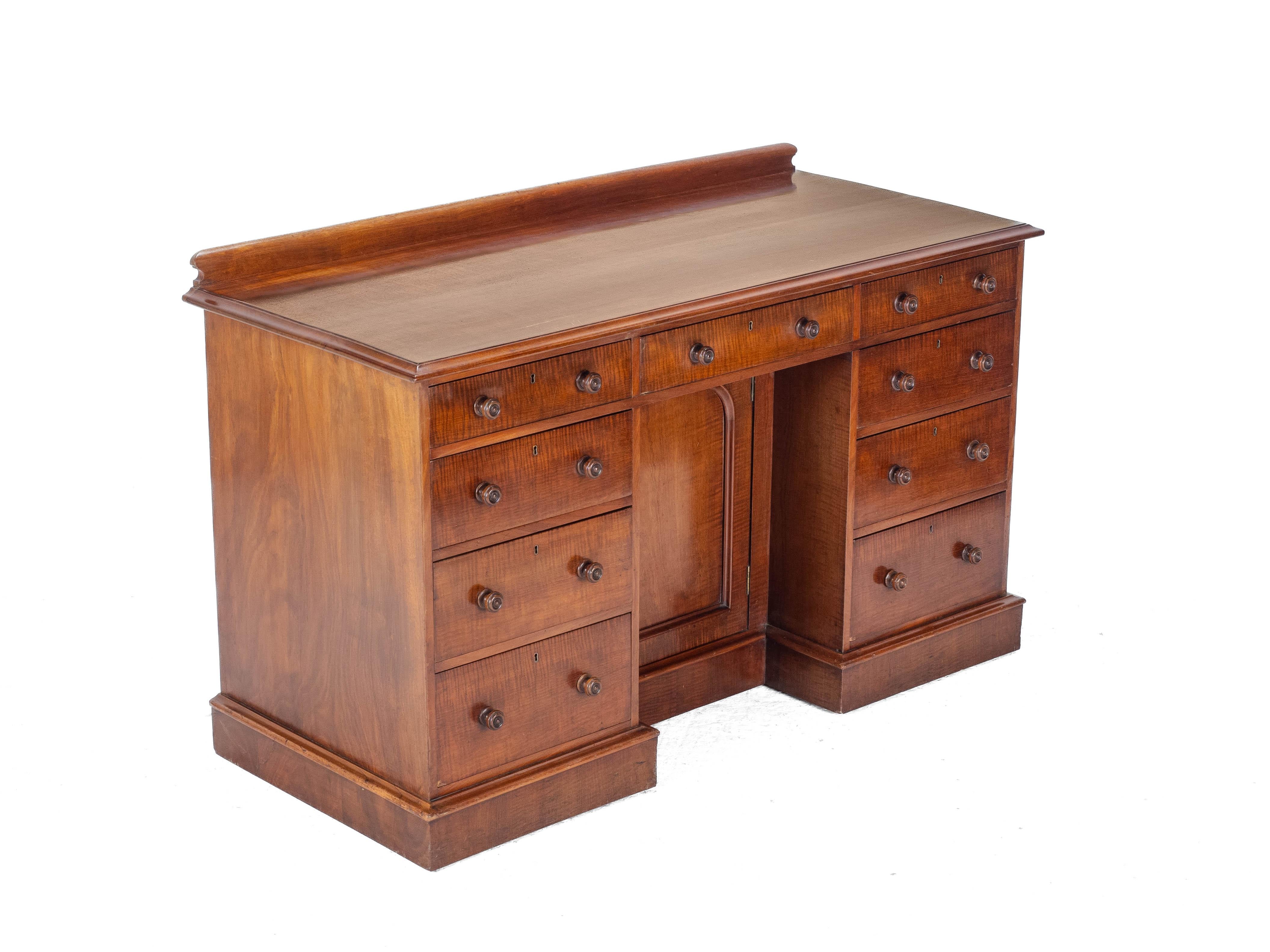 Victorian Mahogany Kneehole Desk circa 1870, 19th Century For Sale 2