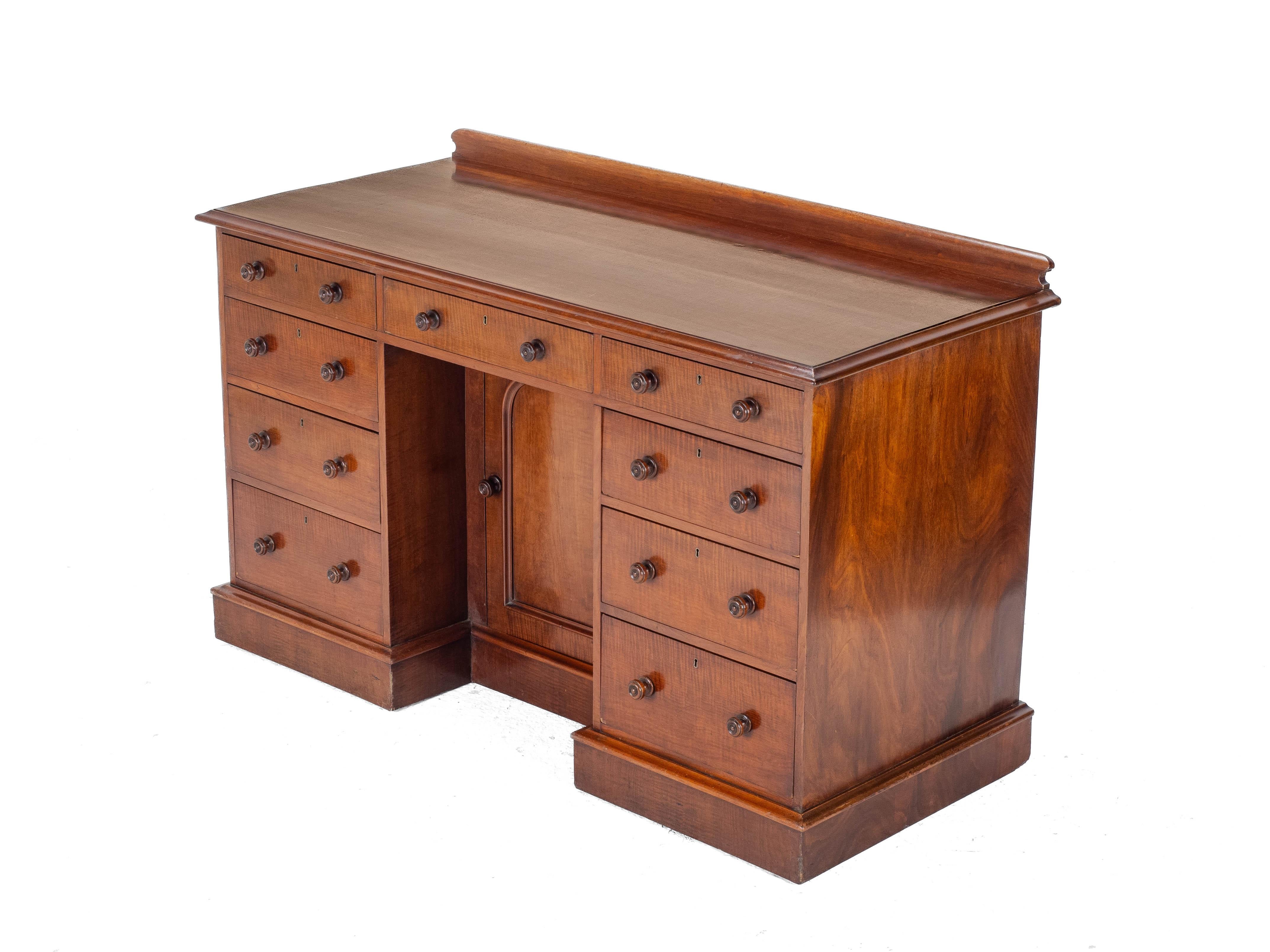 Victorian Mahogany Kneehole Desk circa 1870, 19th Century For Sale 3
