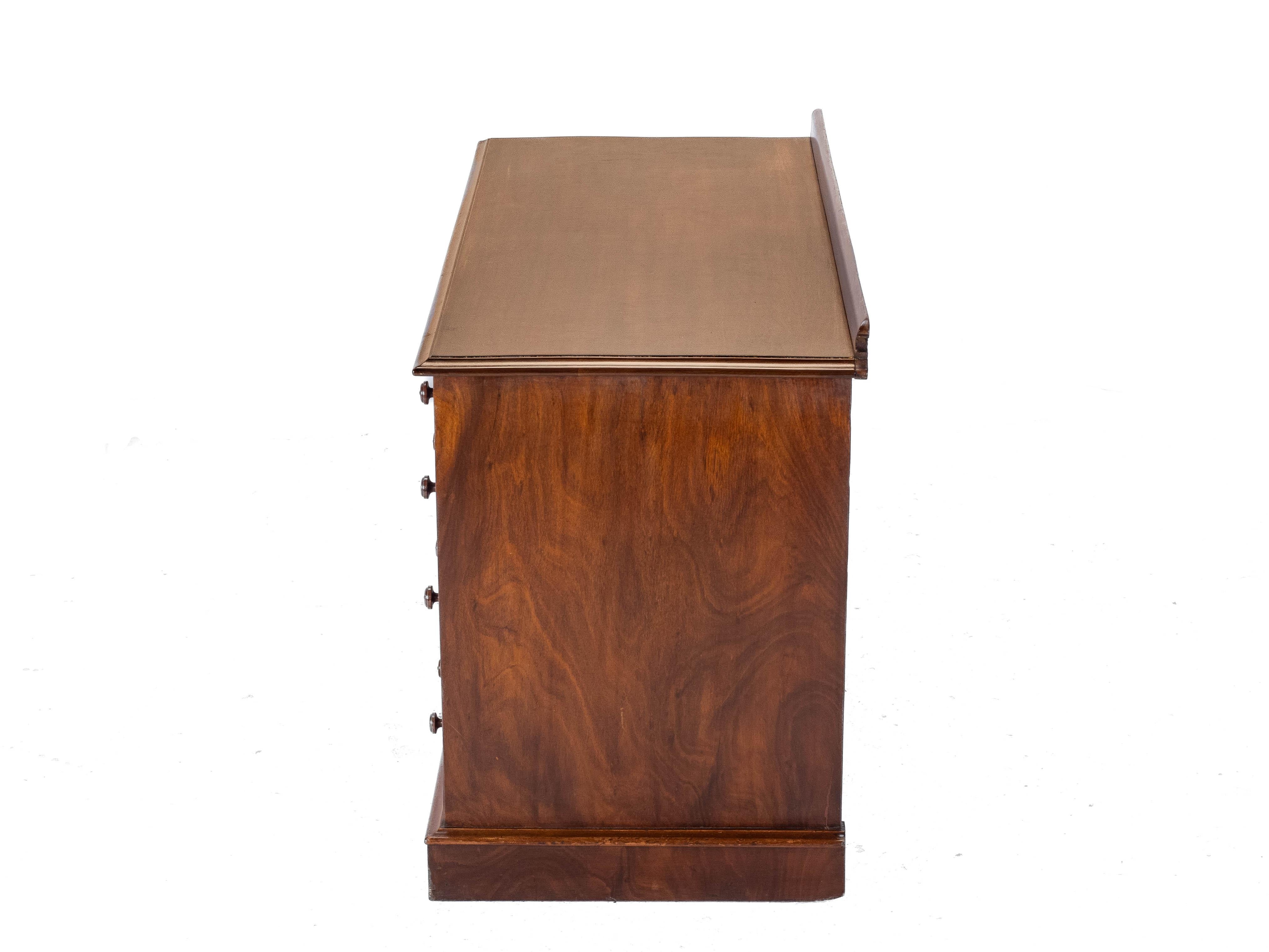 Victorian Mahogany Kneehole Desk circa 1870, 19th Century For Sale 4