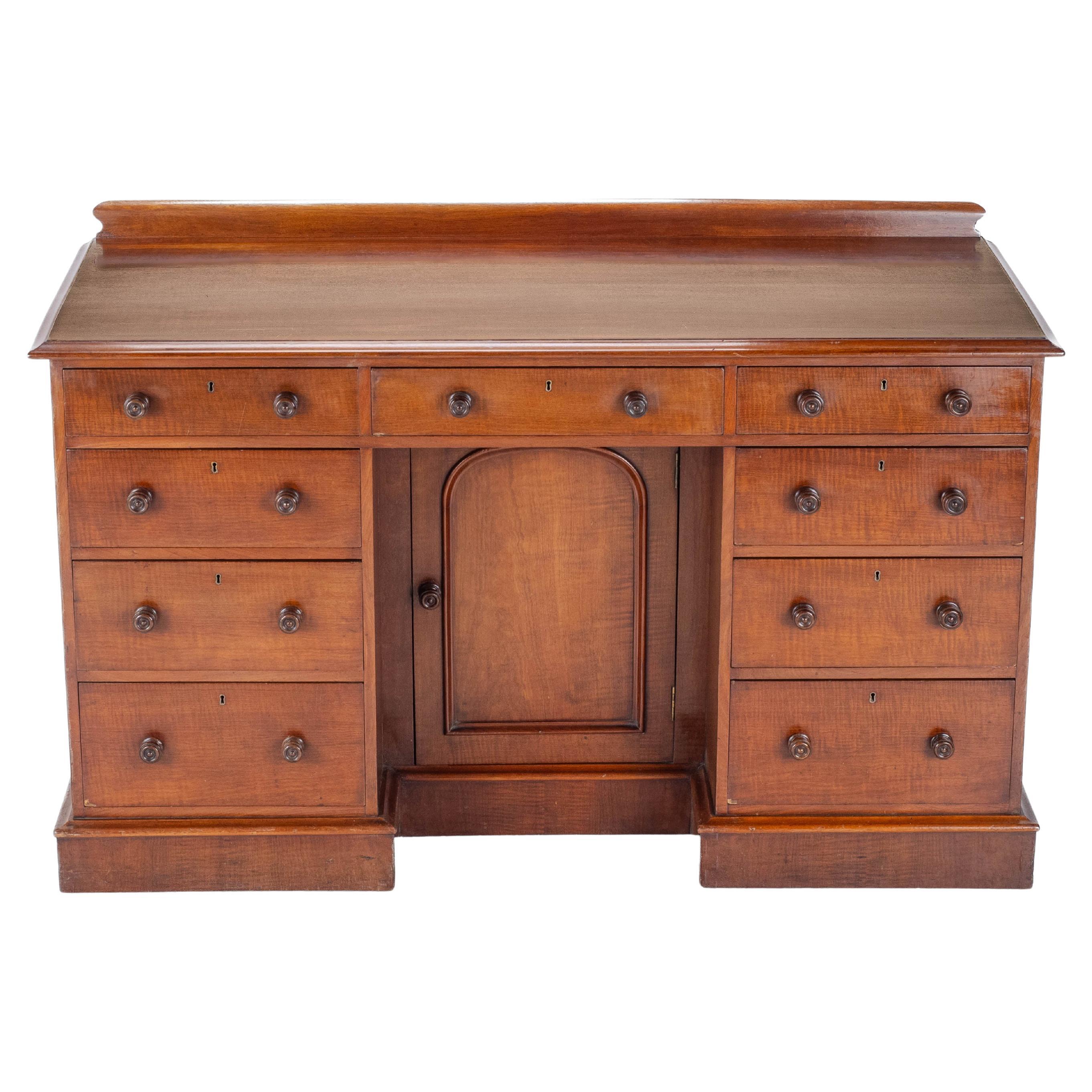 Victorian Mahogany Kneehole Desk circa 1870, 19th Century