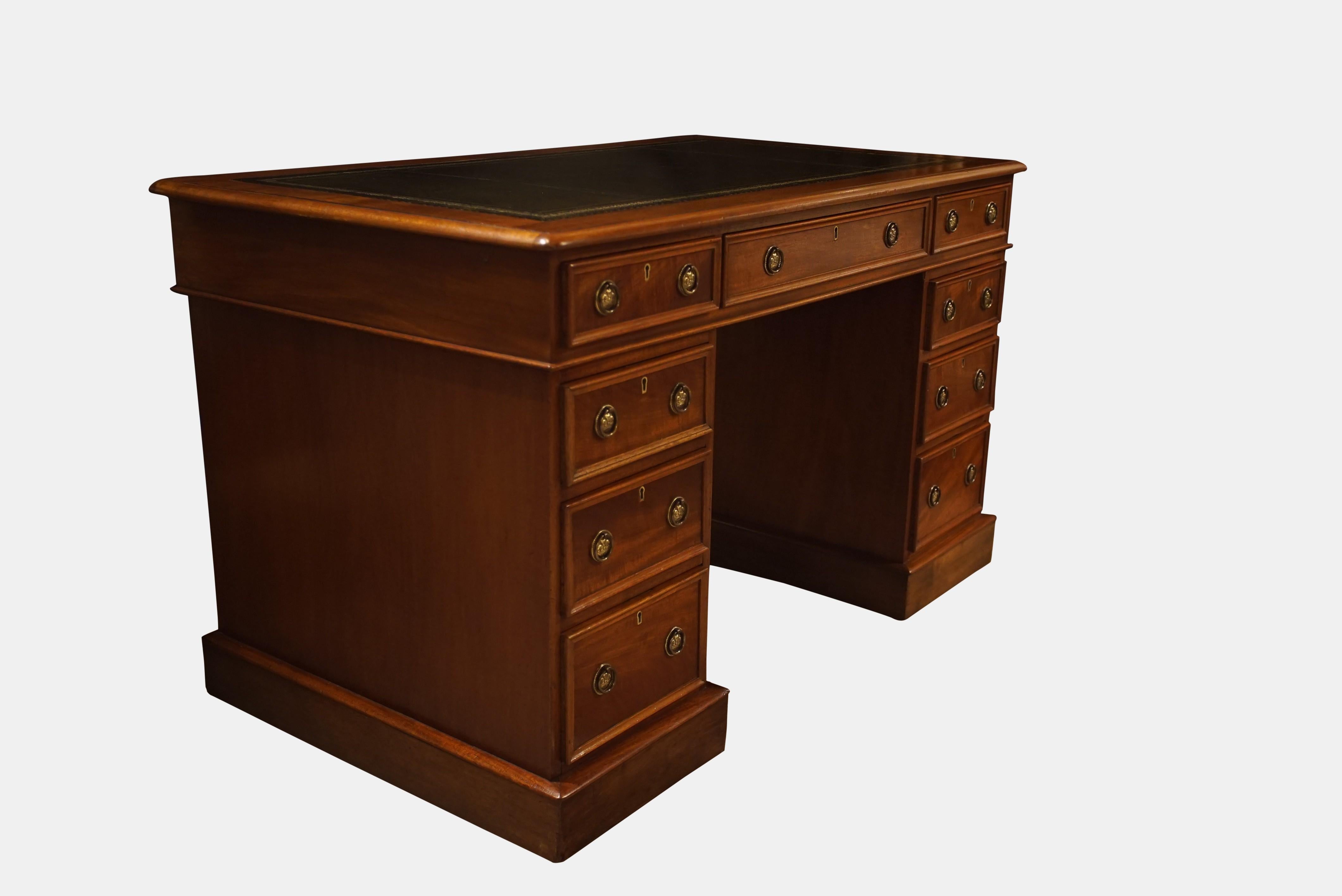 Victorian Mahogany Kneehole Desk In Good Condition In Salisbury, GB