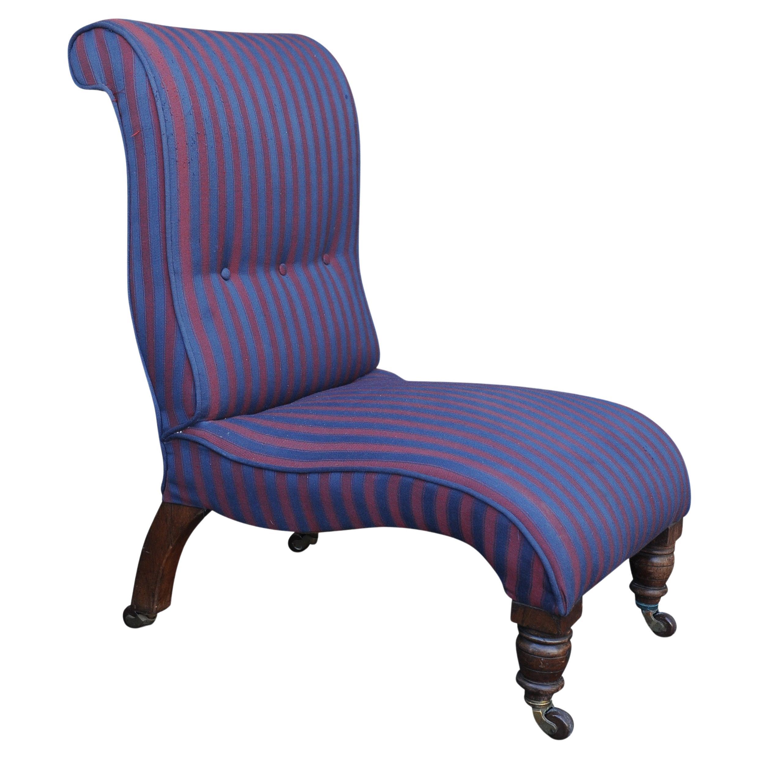Sedia bassa vittoriana in mogano con tappezzeria a righe rosse e blu.

Il sedile posteriore è dotato di tre bottoni d'accento e di gambe tornite color mogano con rotelle in porcellana.

Una sedia Up & Up nello stile di Howard and Sons

Altezza della