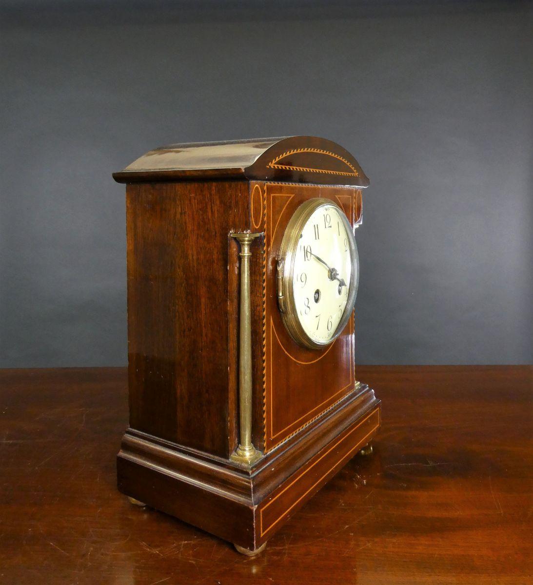 Français Horloge de cheminée victorienne en acajou en vente
