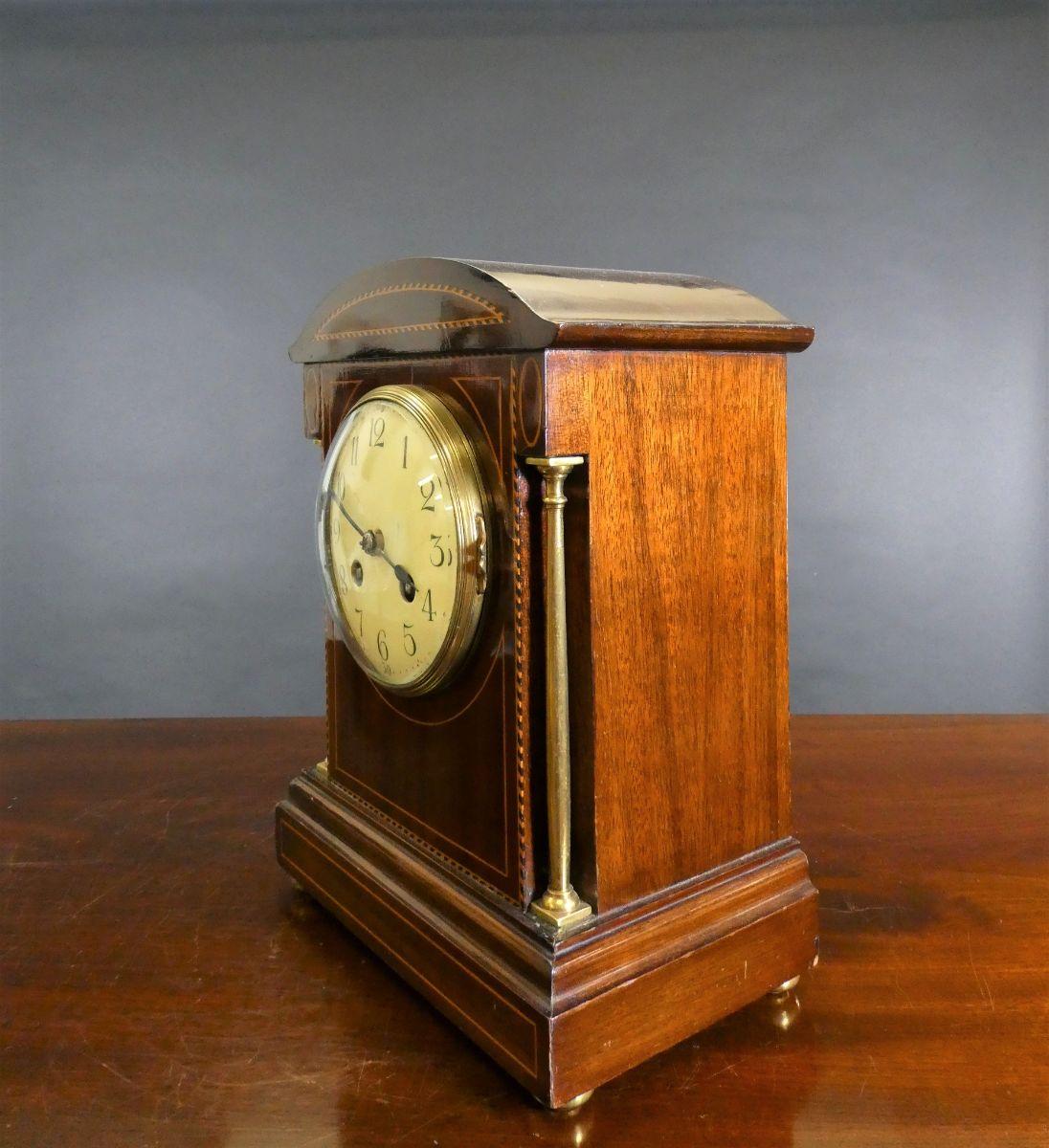 Horloge de cheminée victorienne en acajou Bon état - En vente à Norwich, GB