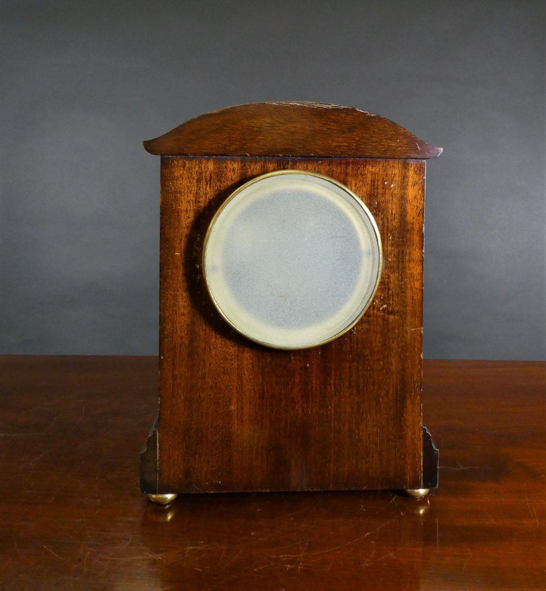 Fin du XIXe siècle Horloge de cheminée victorienne en acajou en vente