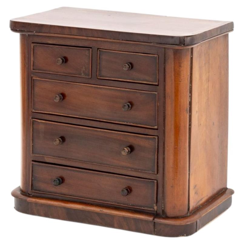 Commode miniature victorienne en acajou, cinq tiroirs