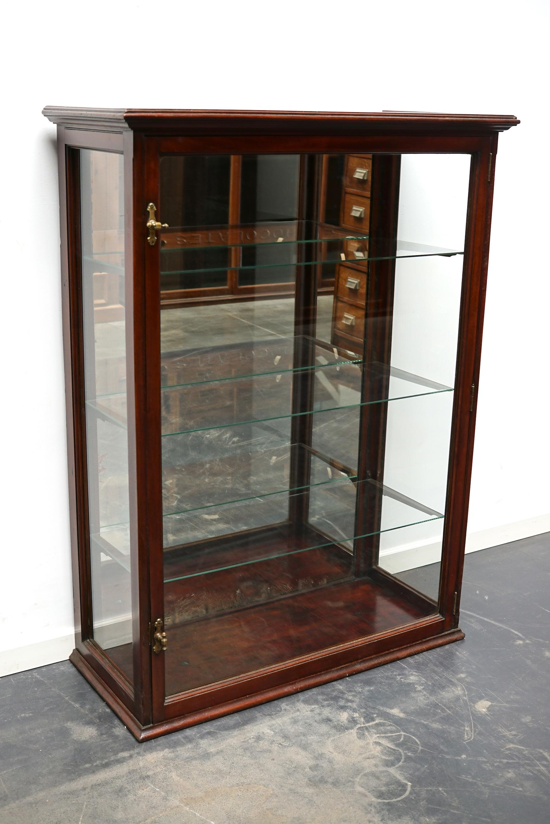 Eine Vitrine aus viktorianischem Mahagoni in Museumsqualität. Dieser außergewöhnliche Schrank hat eine Glastür mit originalen Messingknaufgriffen. Es verfügt über drei Ablagen auf gusseisernen Regalhaltern und eine leicht stockfleckige