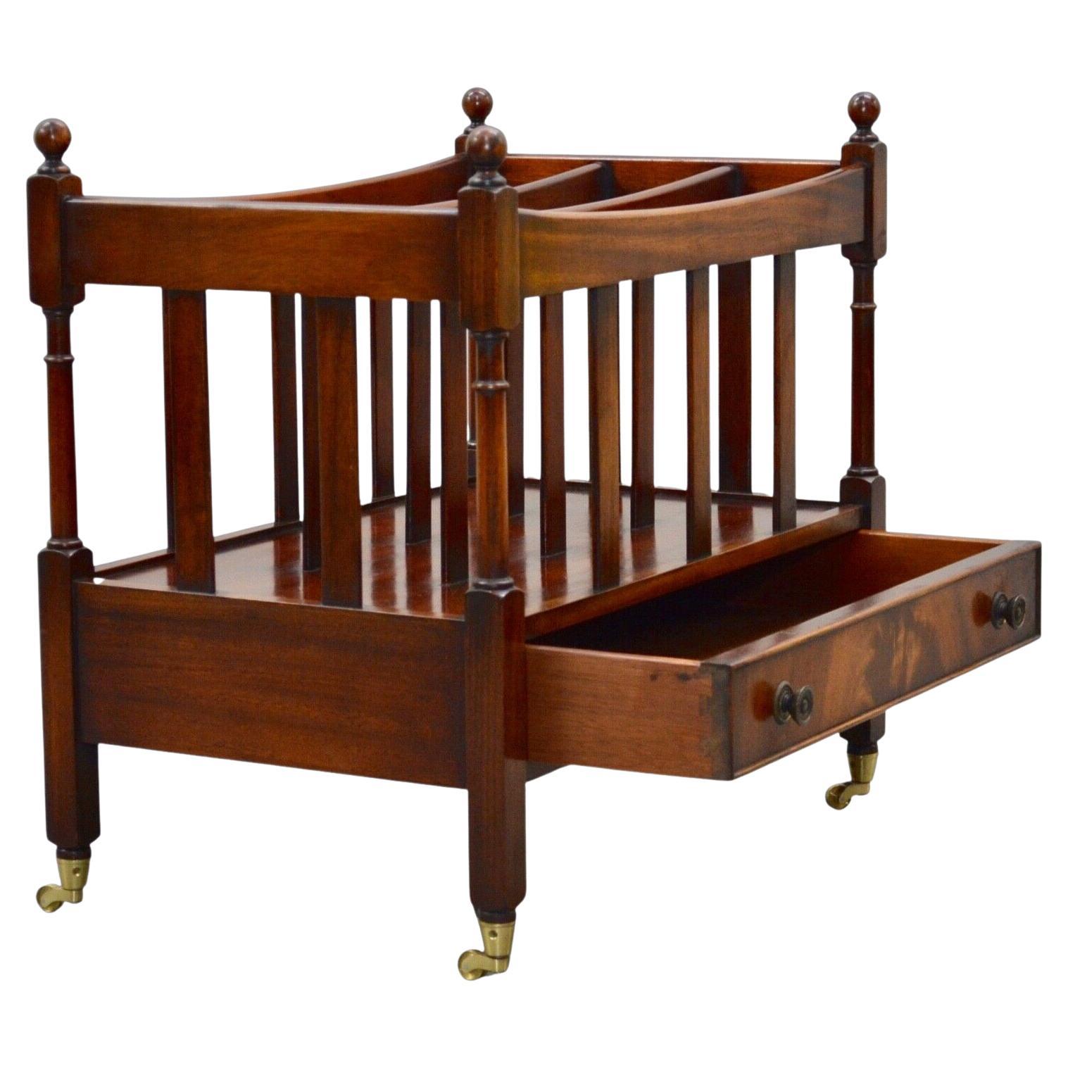 VICTORIAN HARDWOOD MUSIC STAND / MAGAZINE RACK AVEC CASTORS ET UN DRAPEAU DE BIJOUX