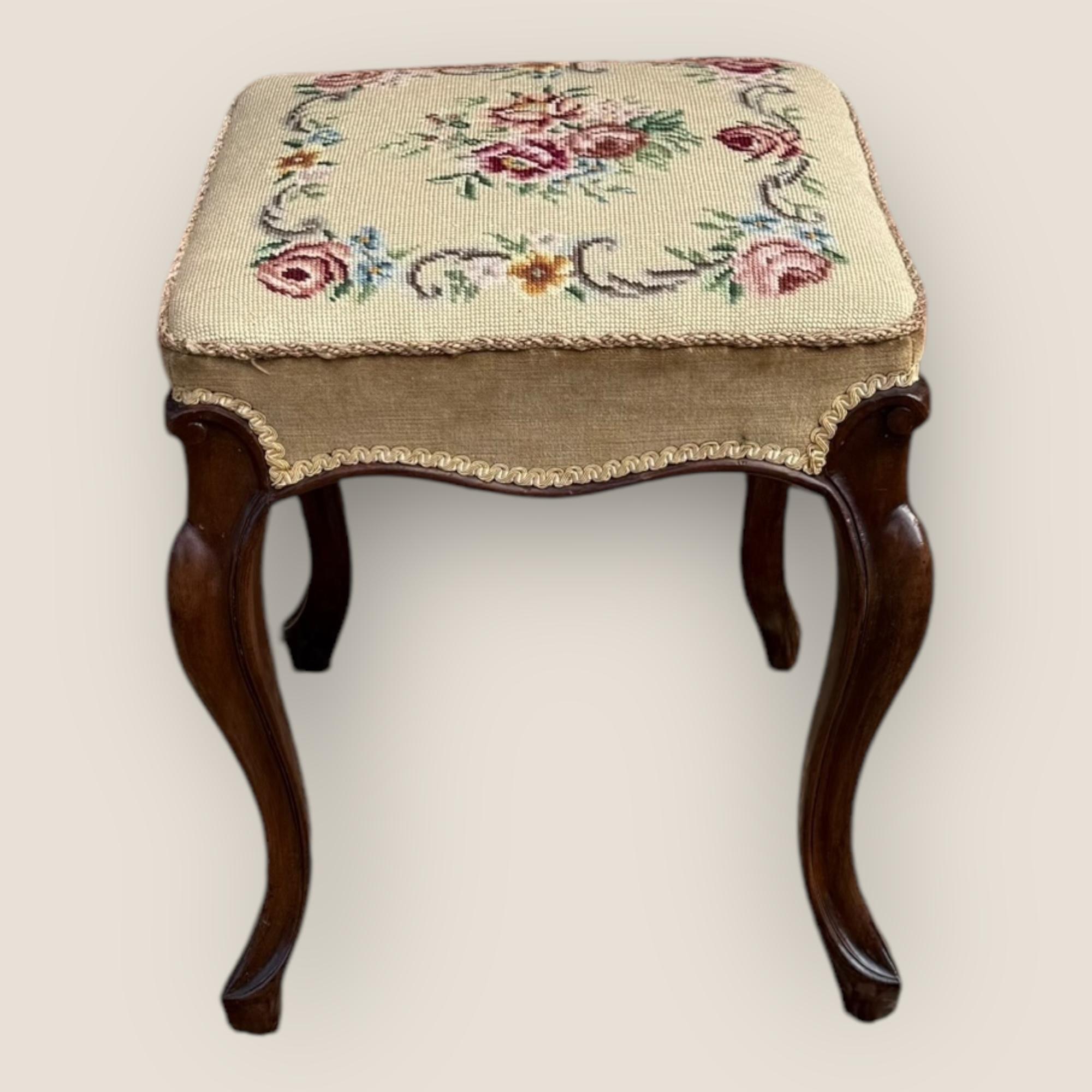 Ecco uno sgabello vittoriano (1837-1901) in mogano e aguglieria con gambe cabriole in mogano e piano d'appoggio in aguglieria floreale.