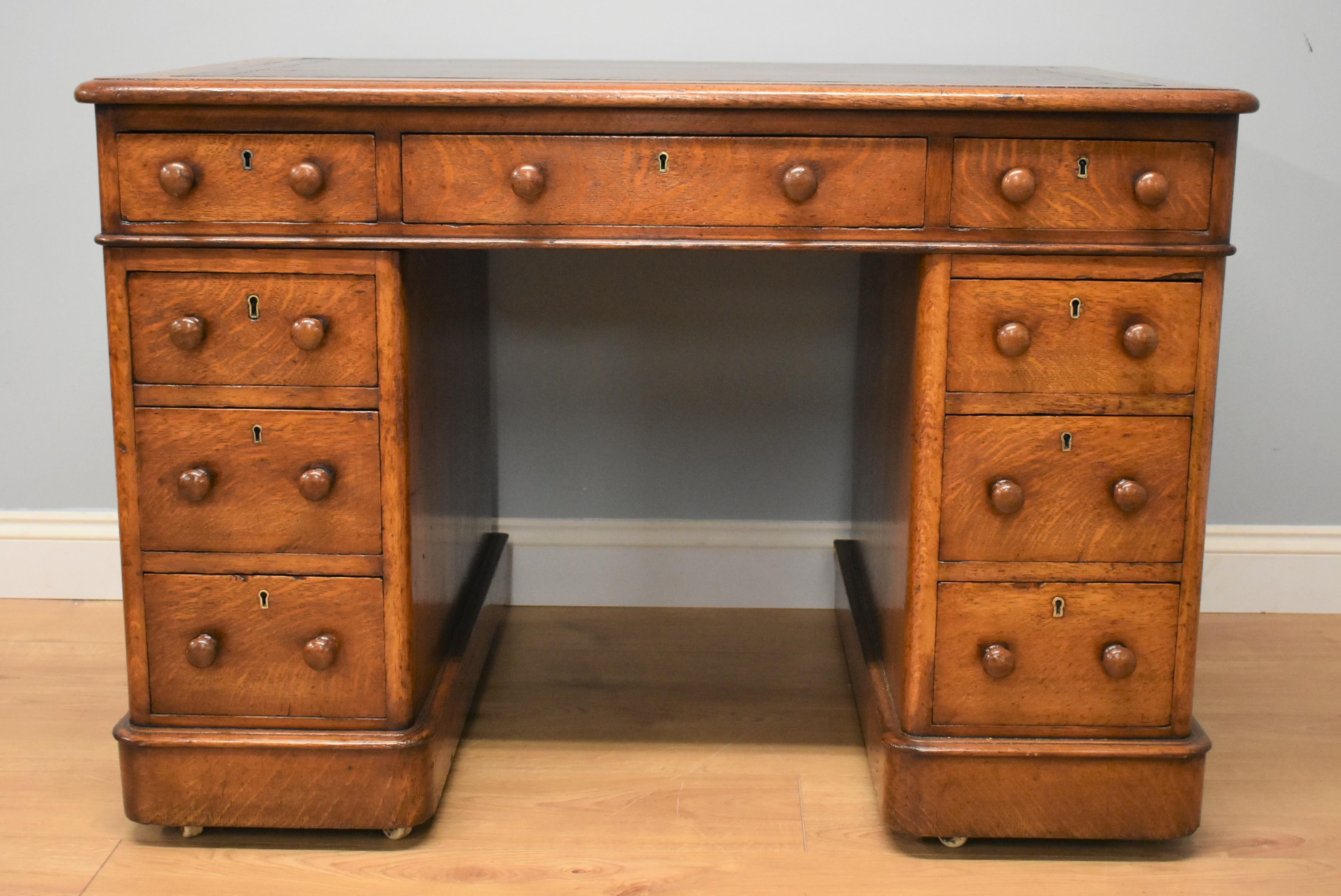 Victorian Mahogany Oak Pedestal Desk In Good Condition In Chelmsford, Essex