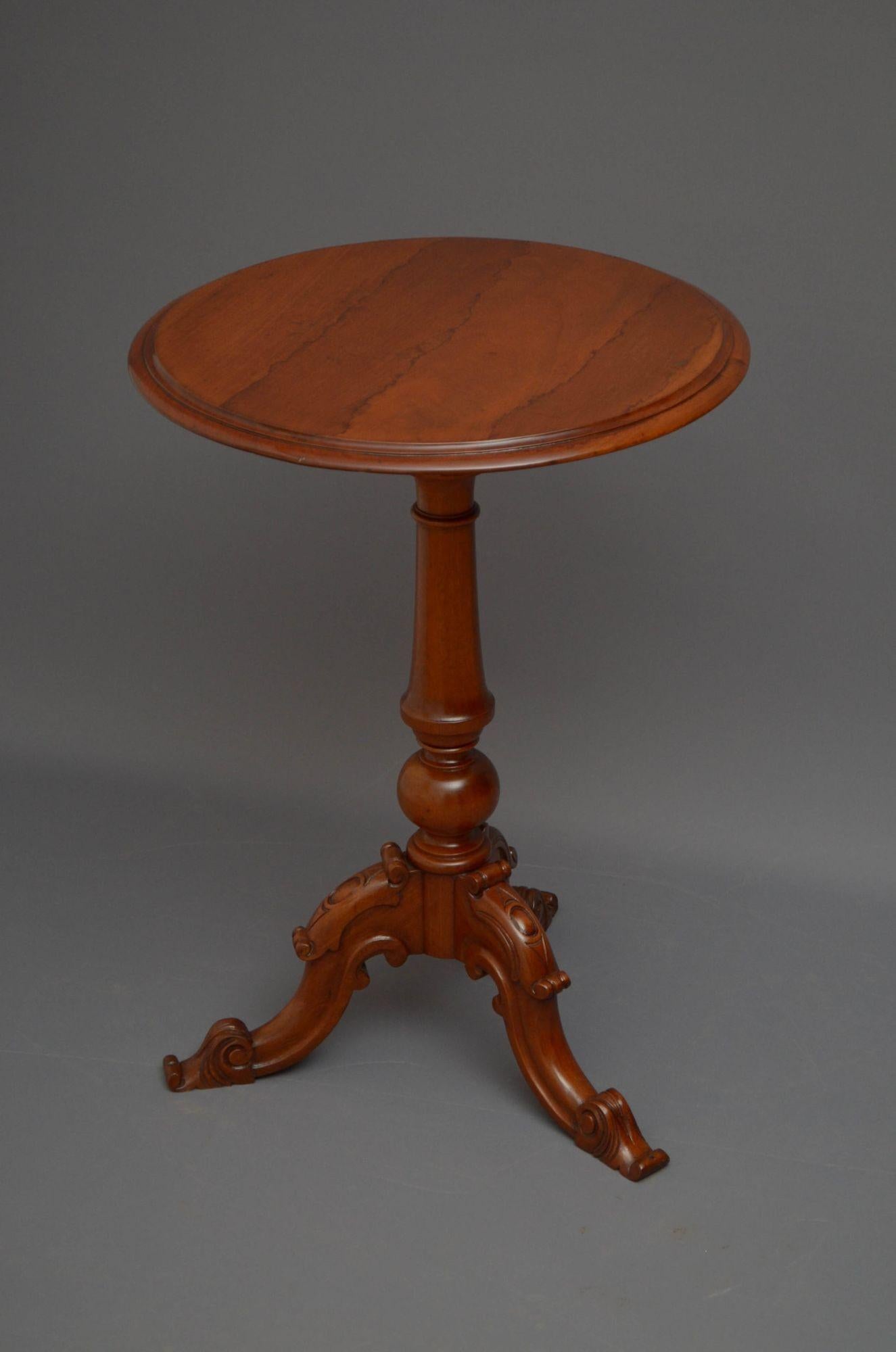 Sn5038, Victorian table in mahogany with figured mahogany top with moulded edge, standing on turned and carved column terminating in three carved cabriole legs. This antique table is in home ready condition, c1870

Measures: Height 27.5