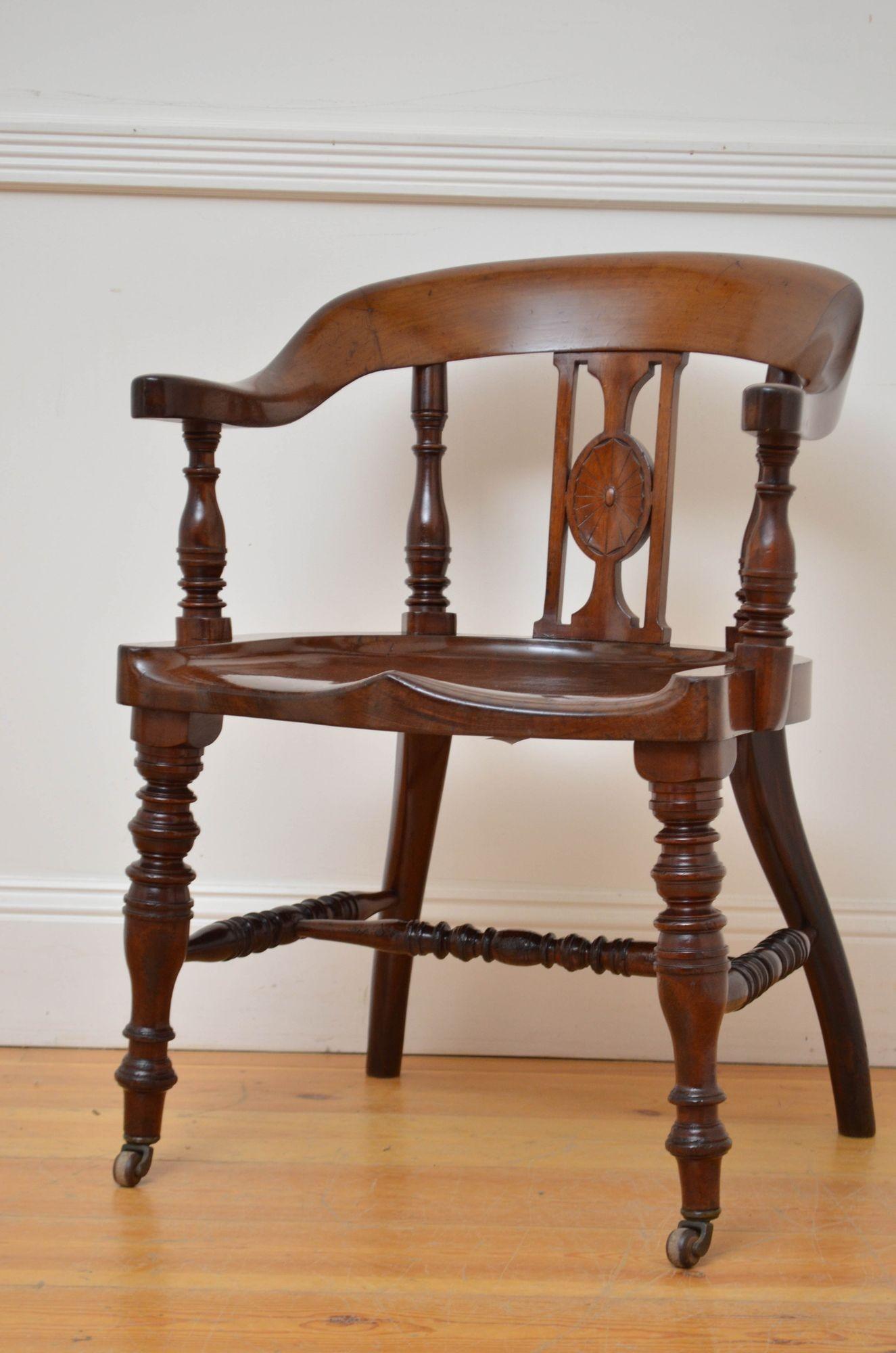 Sn5573 Silla de escritorio/silla de oficina inglesa victoriana de caoba, con rieles superiores perfilados sobre soportes torneados y tallados, brazos abiertos y generoso asiento de una sola tabla, apoyada sobre patas torneadas y anilladas que
