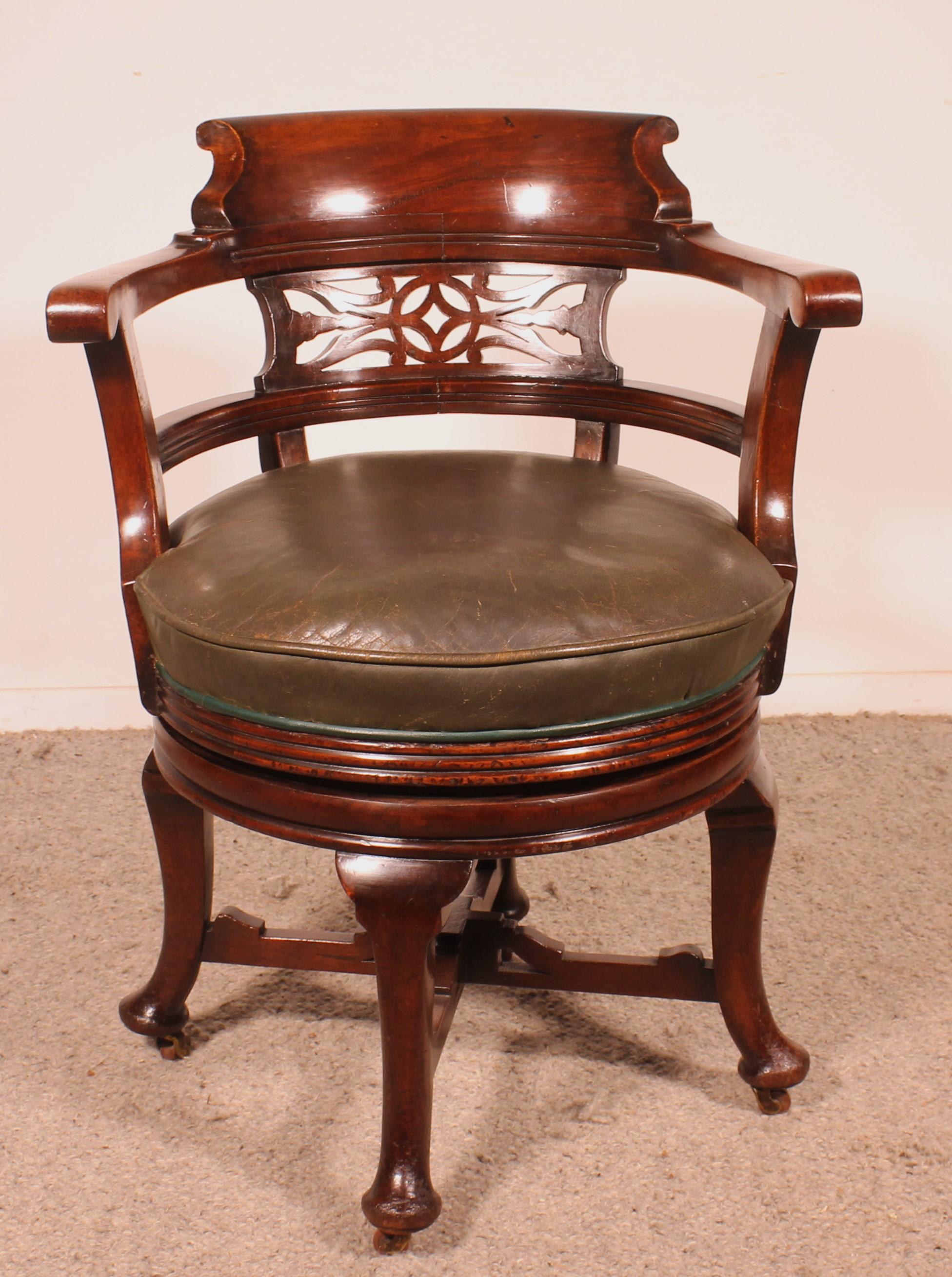 Rotating office desk armchair from English in mahogany from the 19th century

Beautiful quality of execution with  asculpted backrest

the round seat turns and rests on four legs connected by a wooden spacer and ending with casters
It is covered