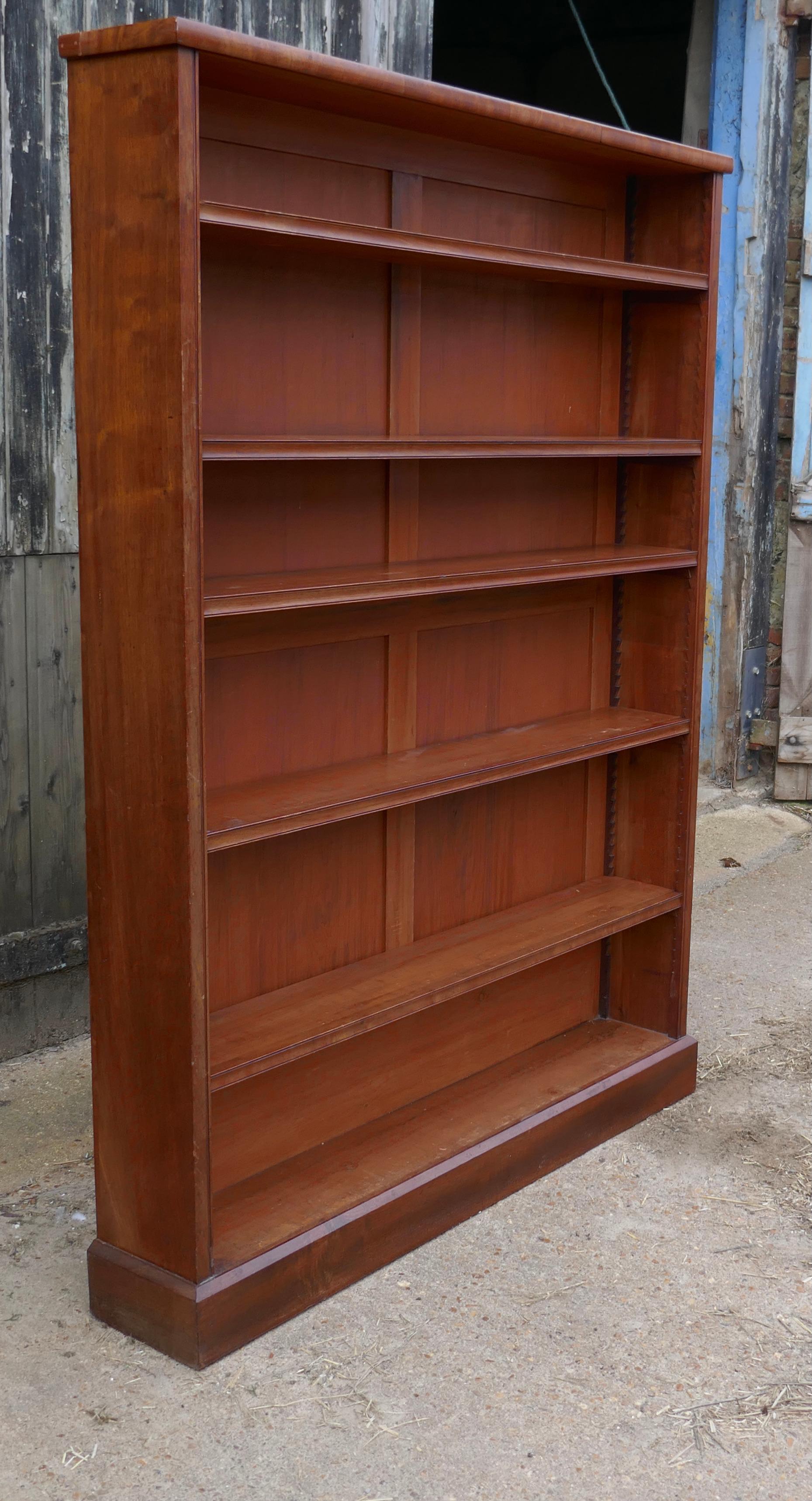 Victorian mahogany open book case.

This is an excellently quality piece, 
The book case is made in mahogany, it has 5 adjustable shelves these are moulded along the front and it stands on a sturdy plinth base
The Book shelf is in good condition