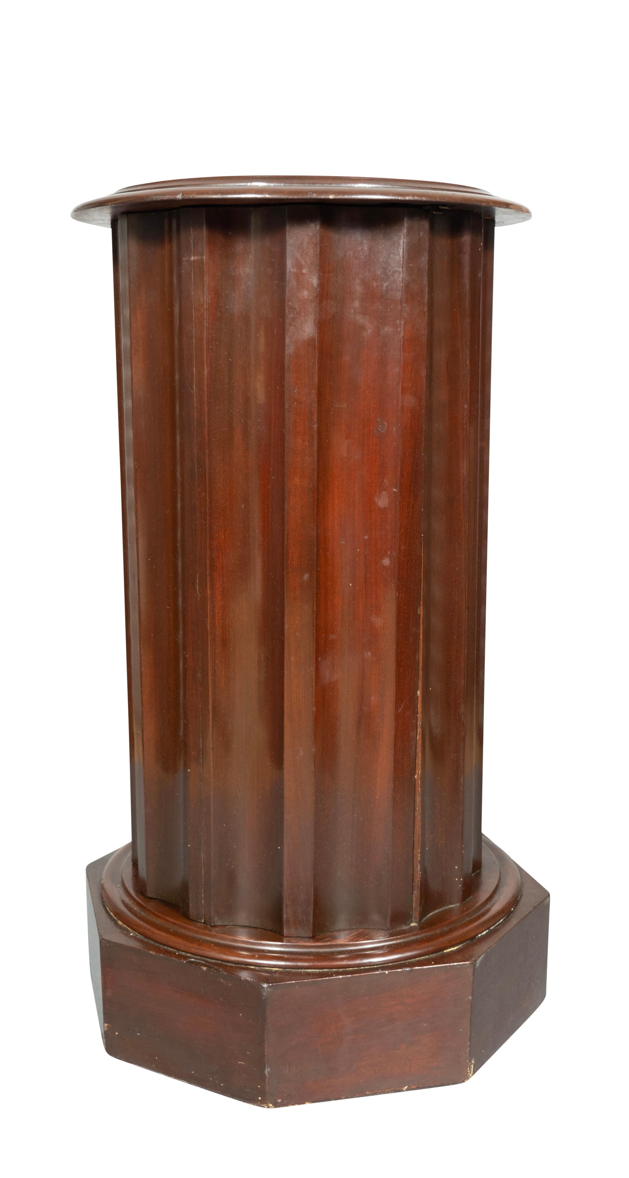 Cylindrique avec un plateau en marbre blanc et une bordure sculptée et façonnée avec une section de caisse cannelée conforme avec une porte. Socle.