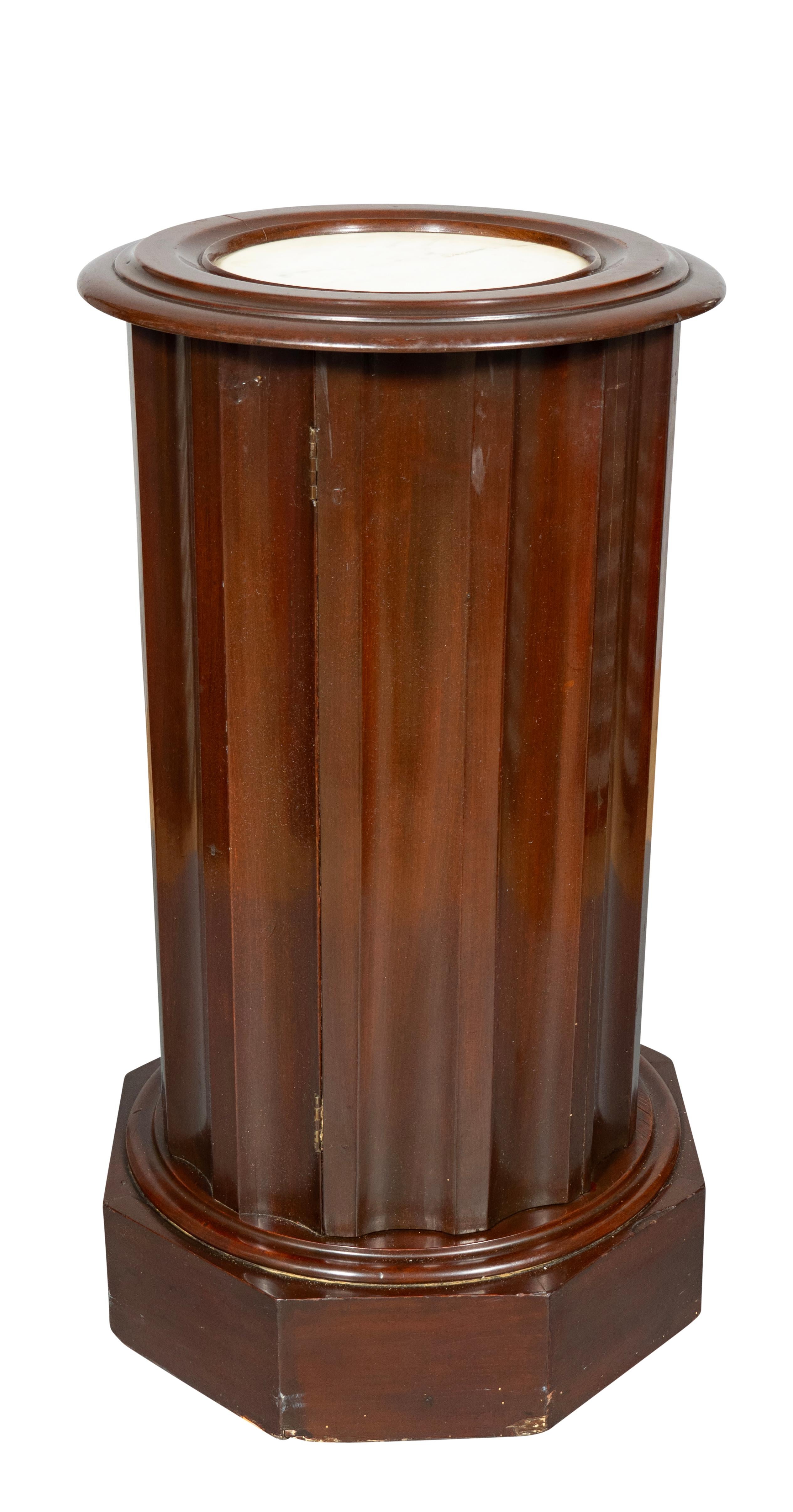 The Pedestal Cabinet victorien en acajou Bon état - En vente à Essex, MA