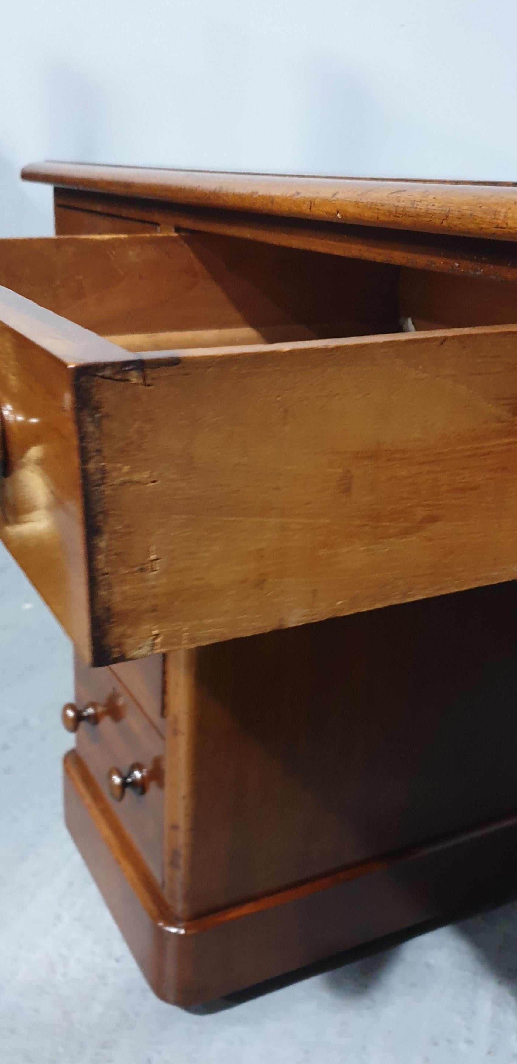 Victorian Mahogany Pedestal Desk For Sale 5