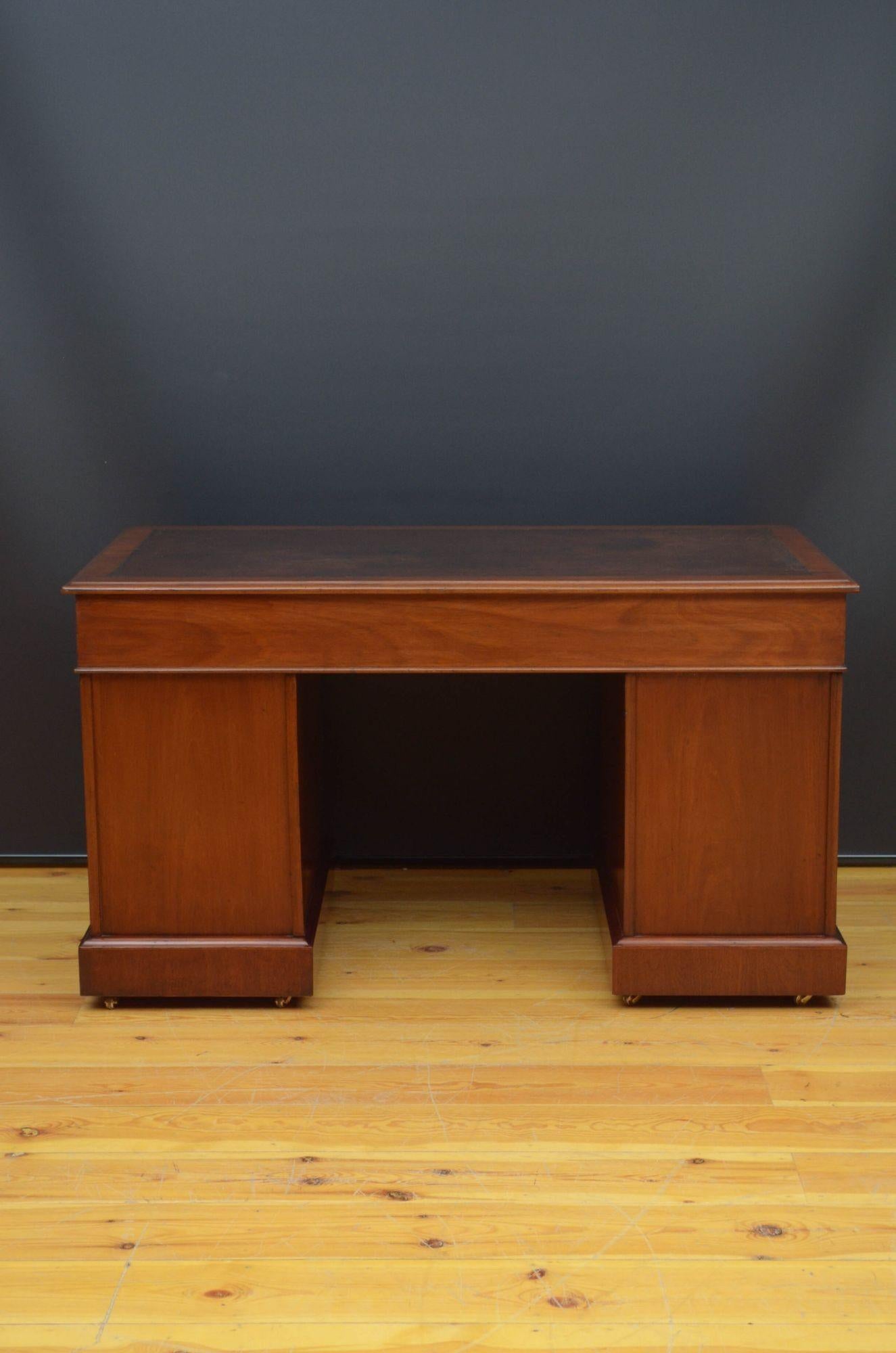 Victorian Mahogany Pedestal Desk For Sale 6
