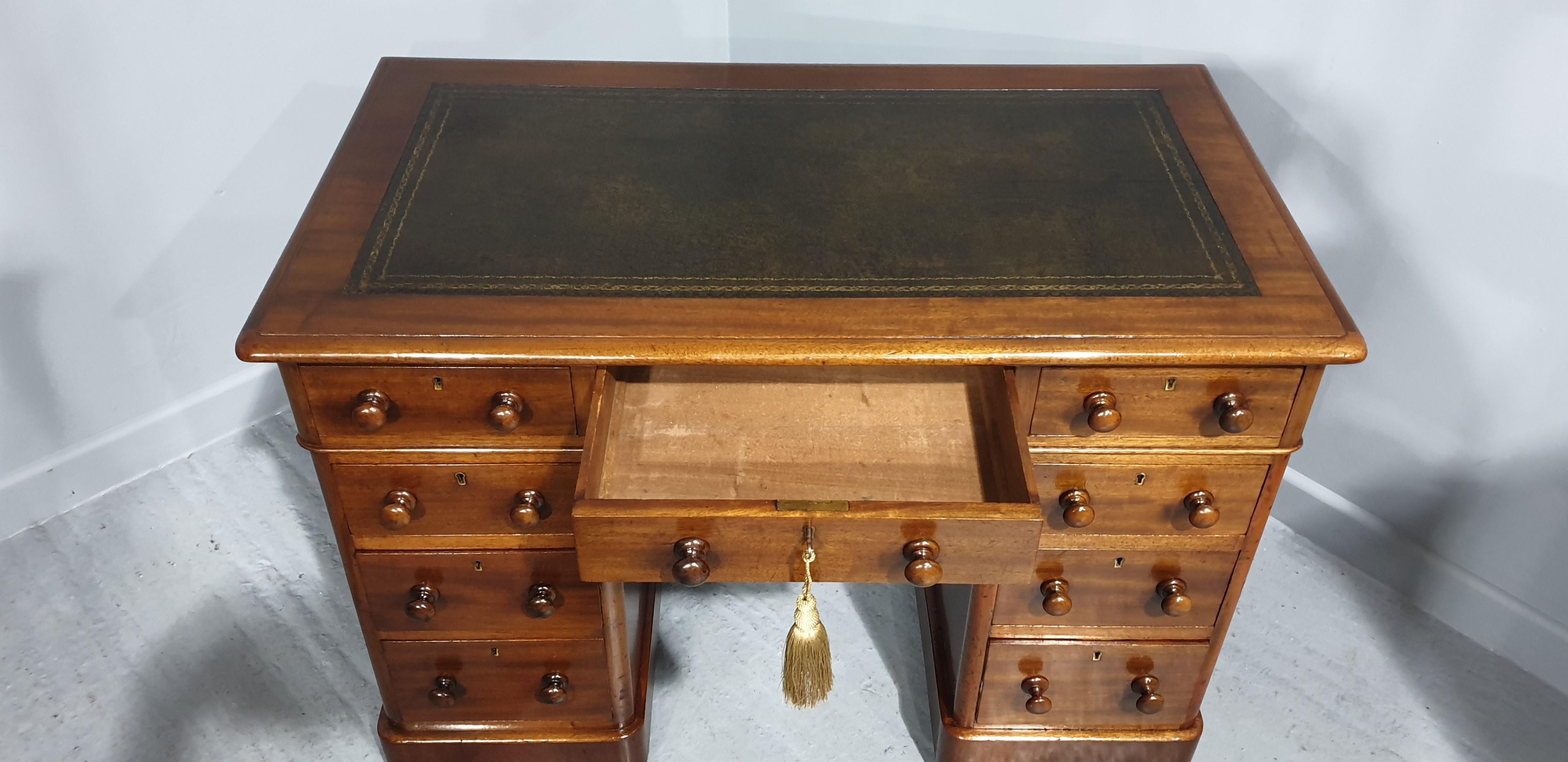 Victorian Mahogany Pedestal Desk For Sale 6