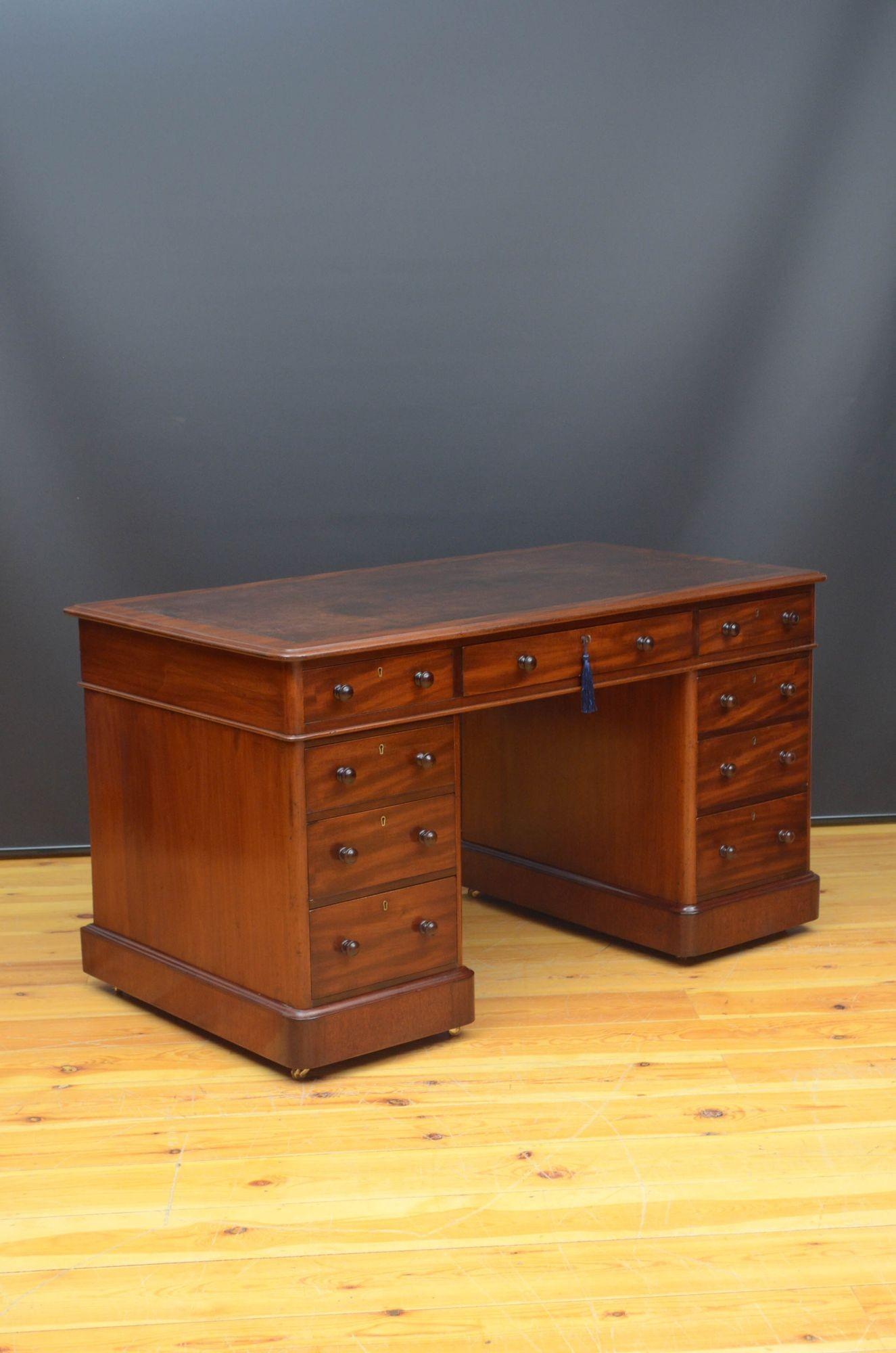 Victorian Mahogany Pedestal Desk For Sale 7