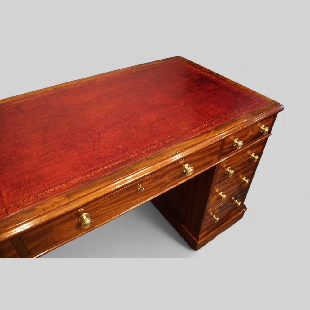 Victorian mahogany 9 drawer pedestal desk
This Victorian mahogany 9 drawer pedestal desk was made circa 1860.
The cabinetmaker using fine figured mahogany to give it a rich feel.
The Victorian pedestal desk is made in 3 parts, this makes it easy to