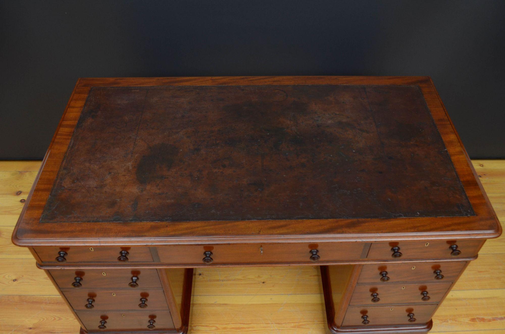 English Victorian Mahogany Pedestal Desk For Sale