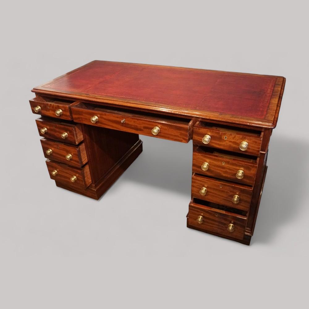English Victorian mahogany pedestal desk For Sale