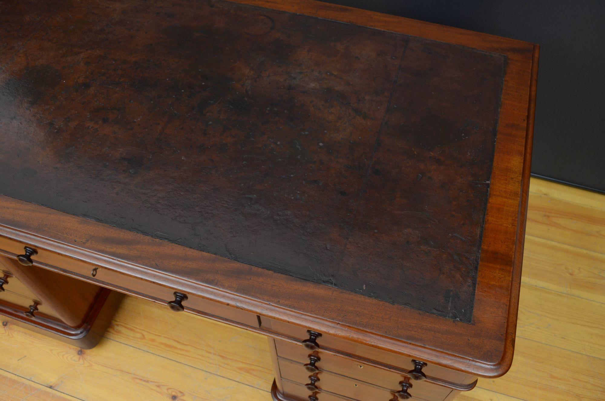 Victorian Mahogany Pedestal Desk In Good Condition For Sale In Whaley Bridge, GB