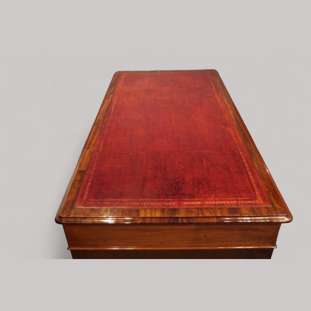 Victorian mahogany pedestal desk In Good Condition For Sale In Salisbury, GB