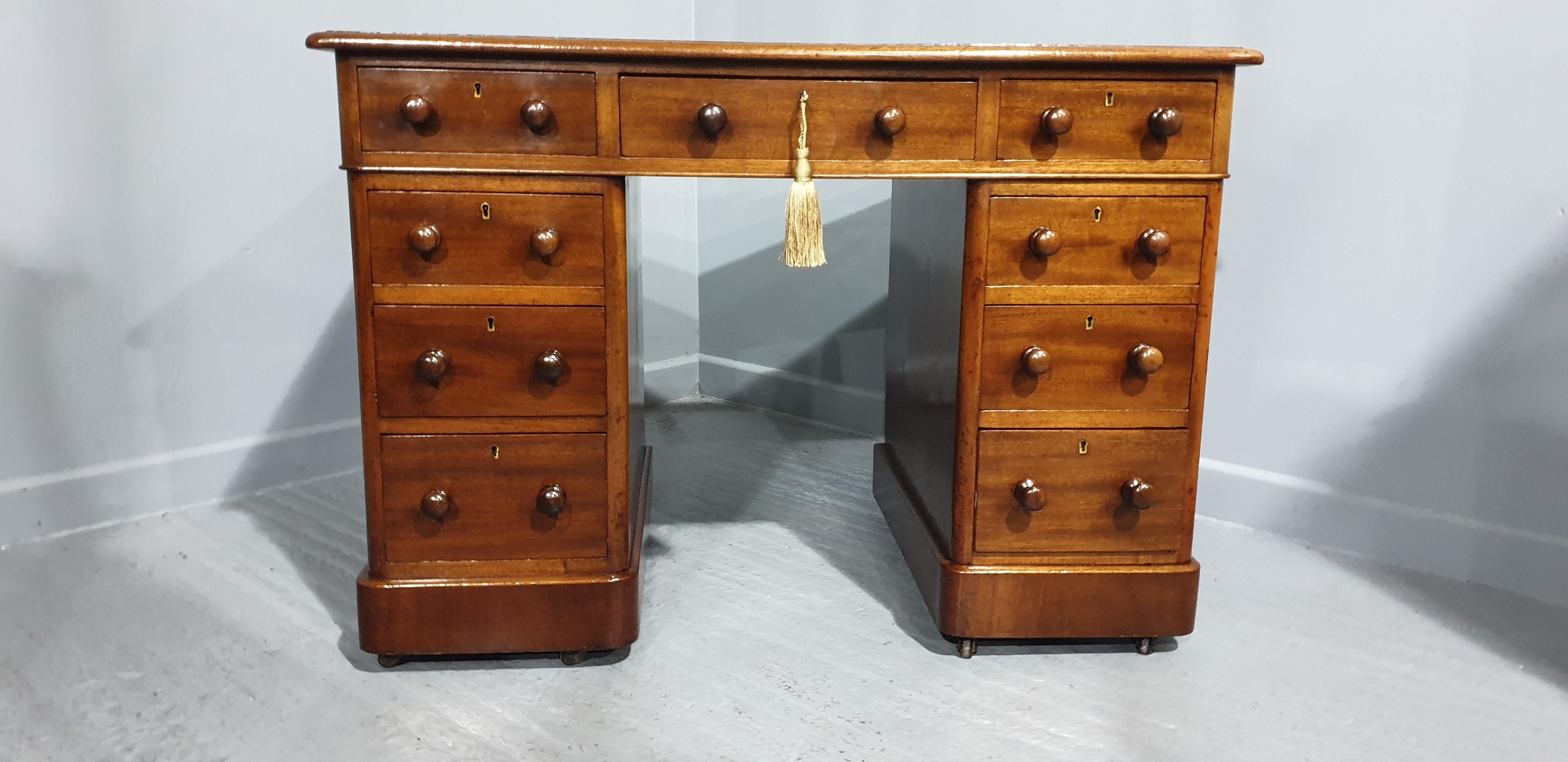 Victorian Mahogany Pedestal Desk In Good Condition For Sale In Swadlincote, GB