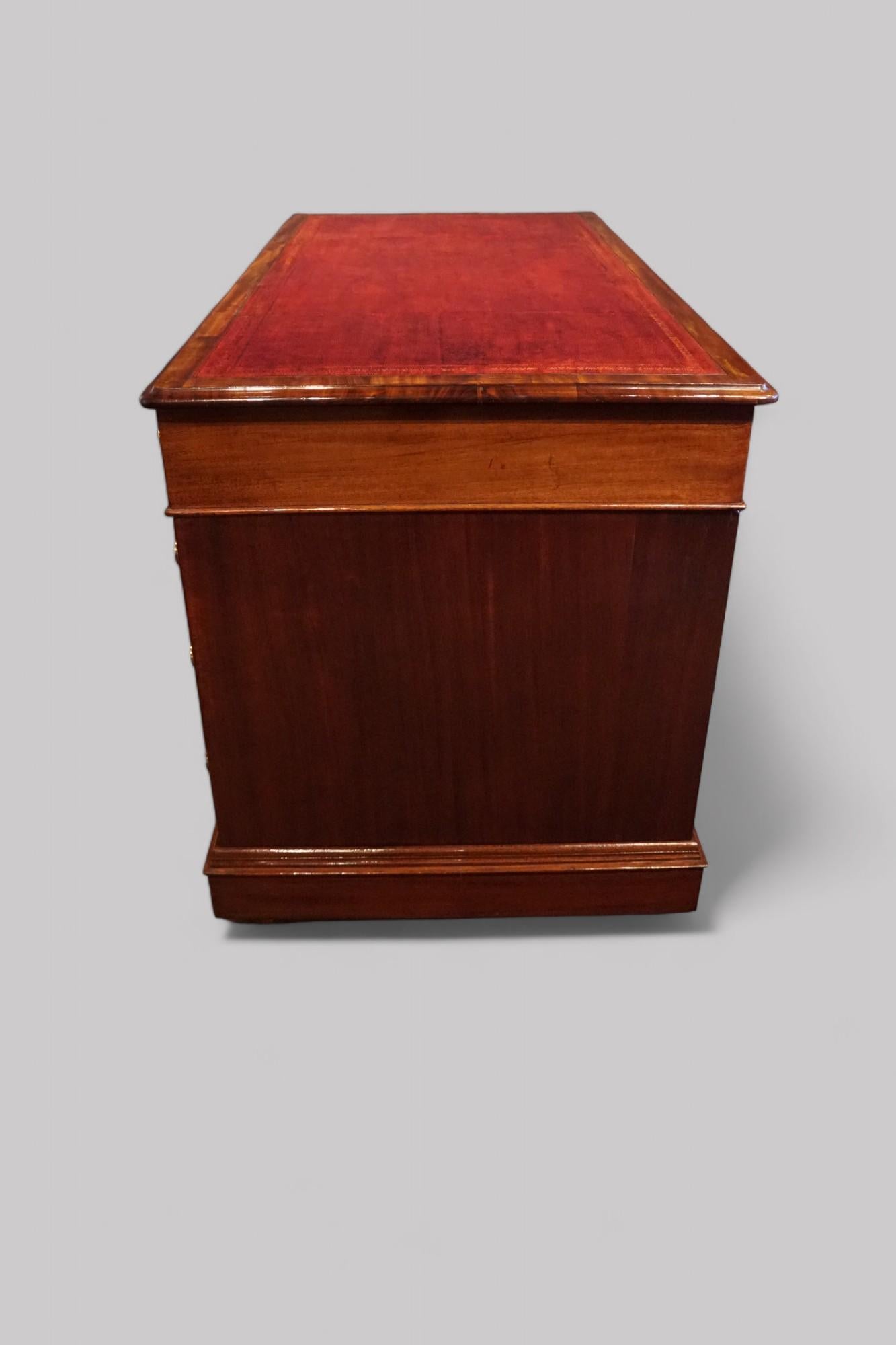 Mid-19th Century Victorian mahogany pedestal desk For Sale