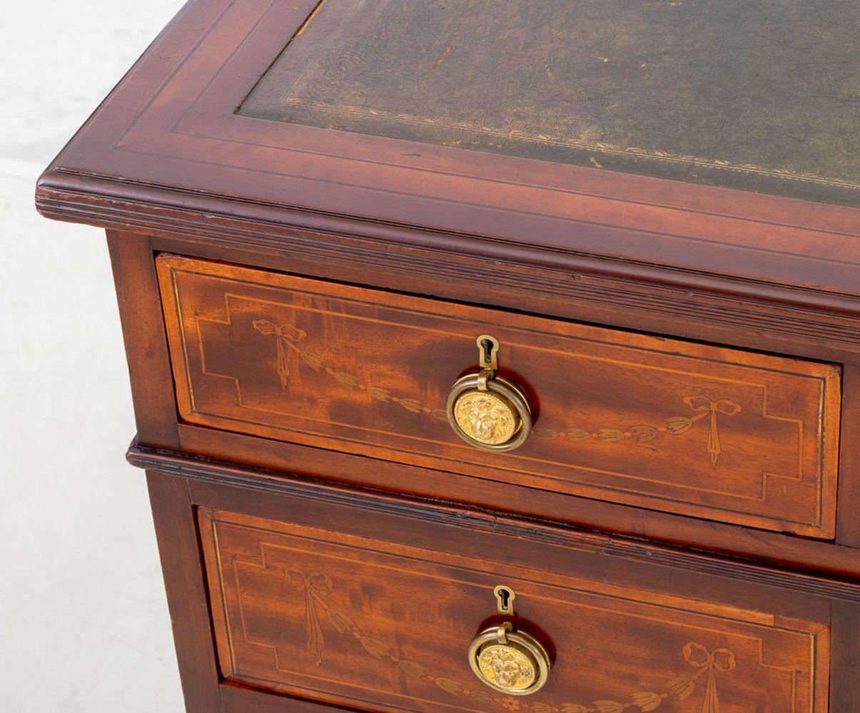 Victorian Mahogany Pedestal Desk In Good Condition For Sale In Astoria, NY