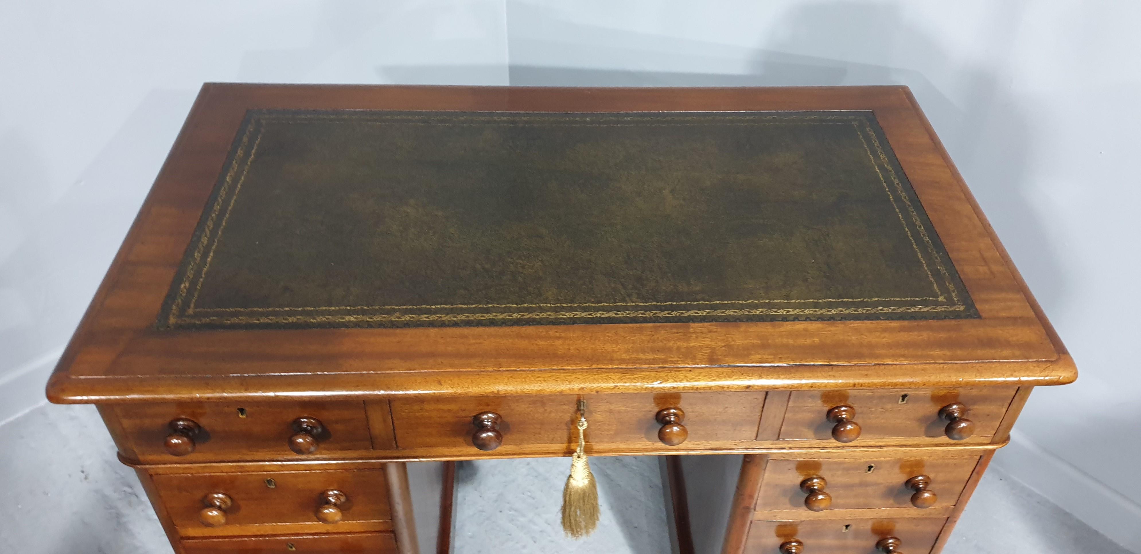 19th Century Victorian Mahogany Pedestal Desk For Sale