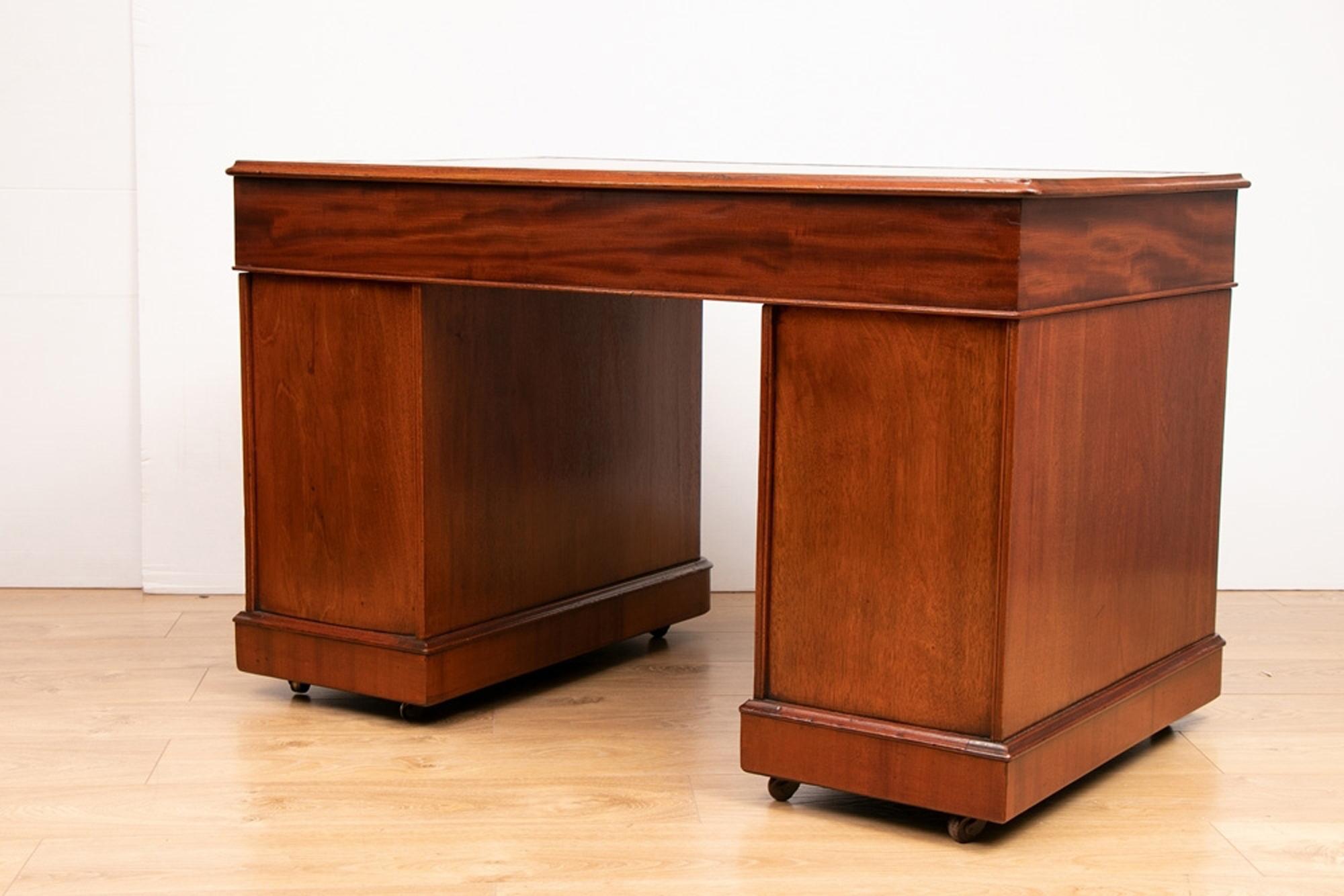 Mid-19th Century Victorian Mahogany Pedestal Desk