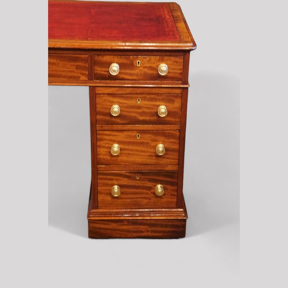 Mahogany Victorian mahogany pedestal desk For Sale