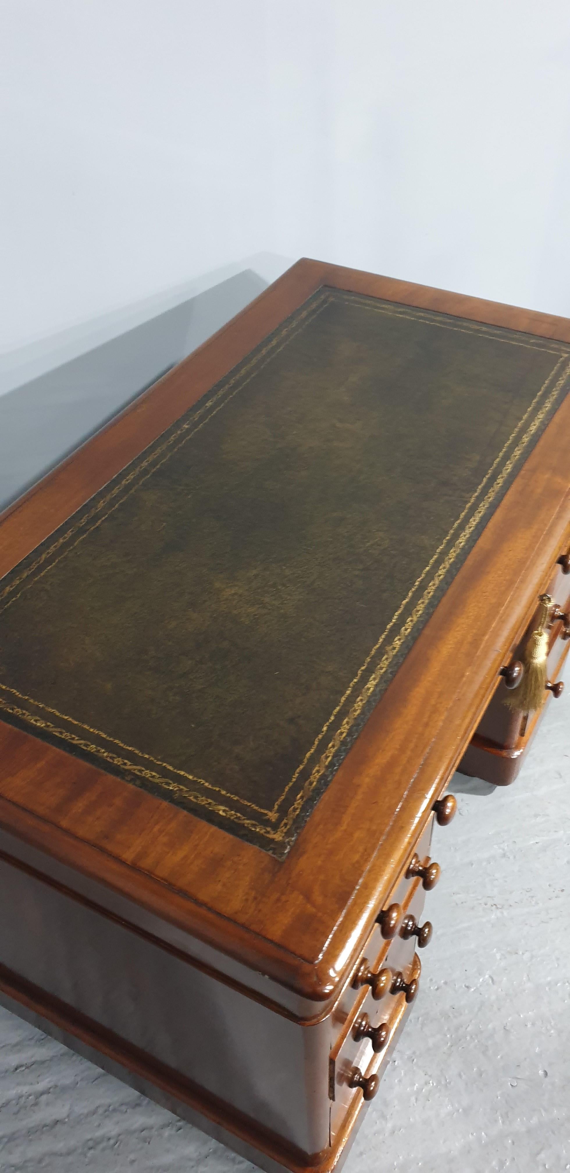 Victorian Mahogany Pedestal Desk For Sale 1