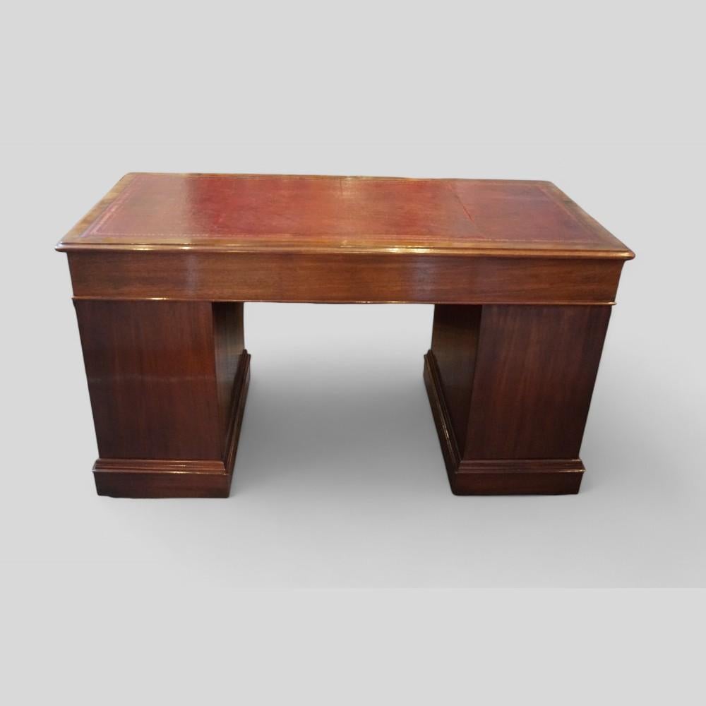 Victorian mahogany pedestal desk For Sale 1