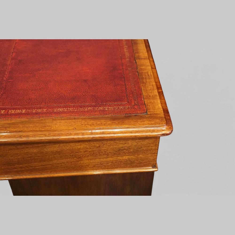 Victorian mahogany pedestal desk For Sale 2