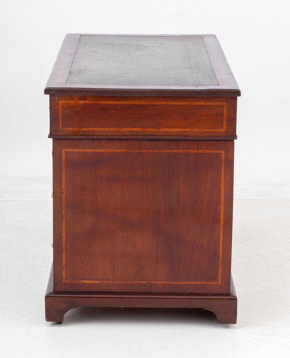 Victorian Mahogany Pedestal Desk For Sale 1