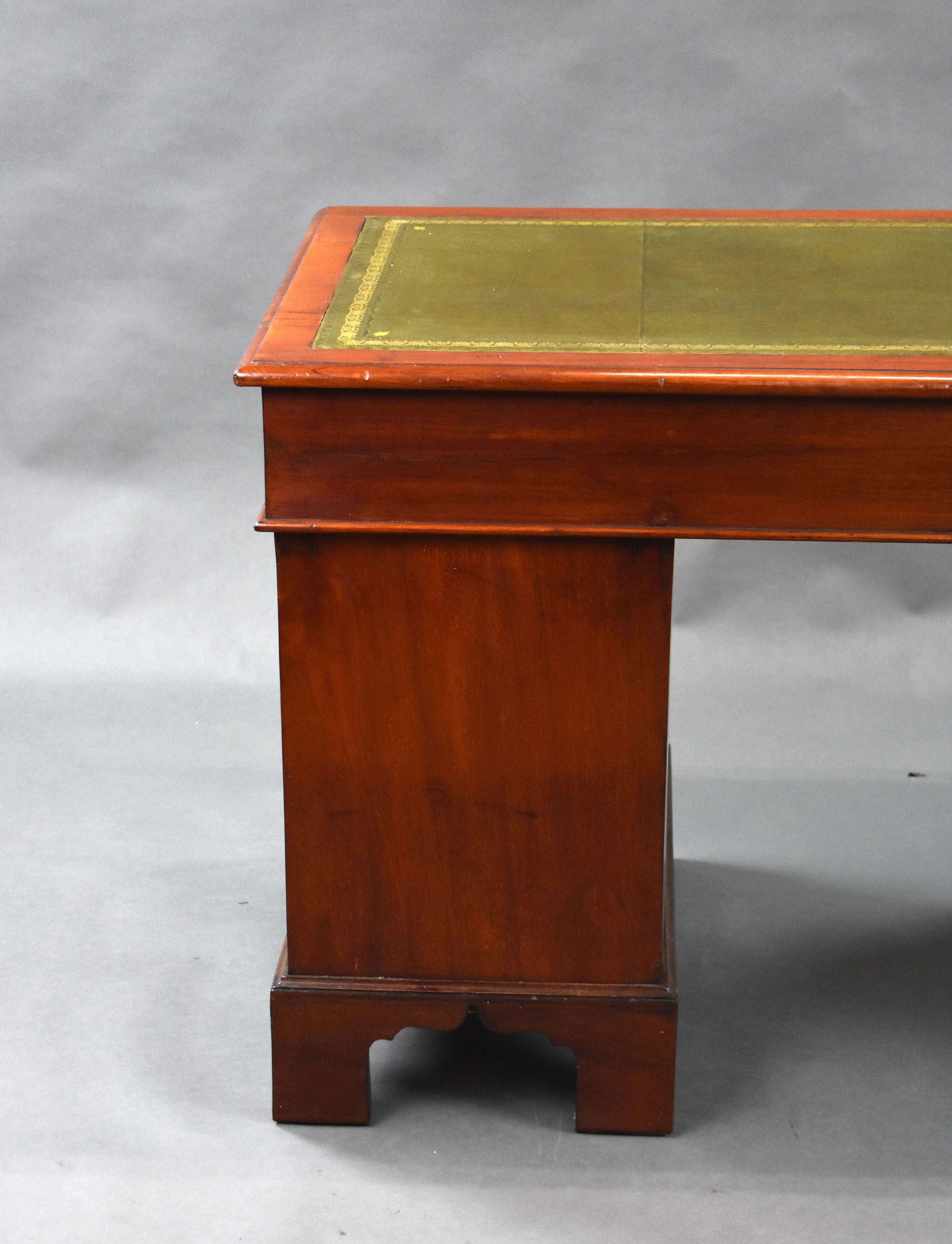 Victorian Mahogany Pedestal Desk For Sale 5