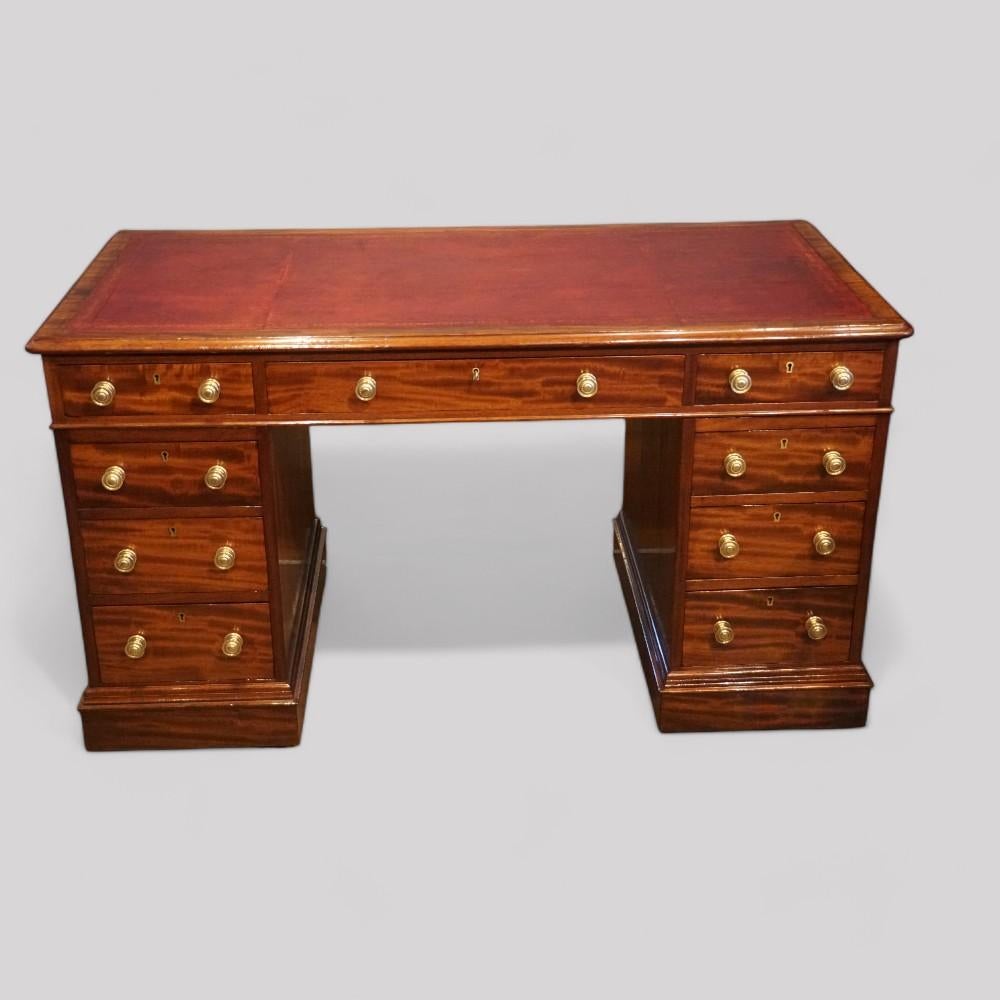 Victorian mahogany pedestal desk For Sale 3