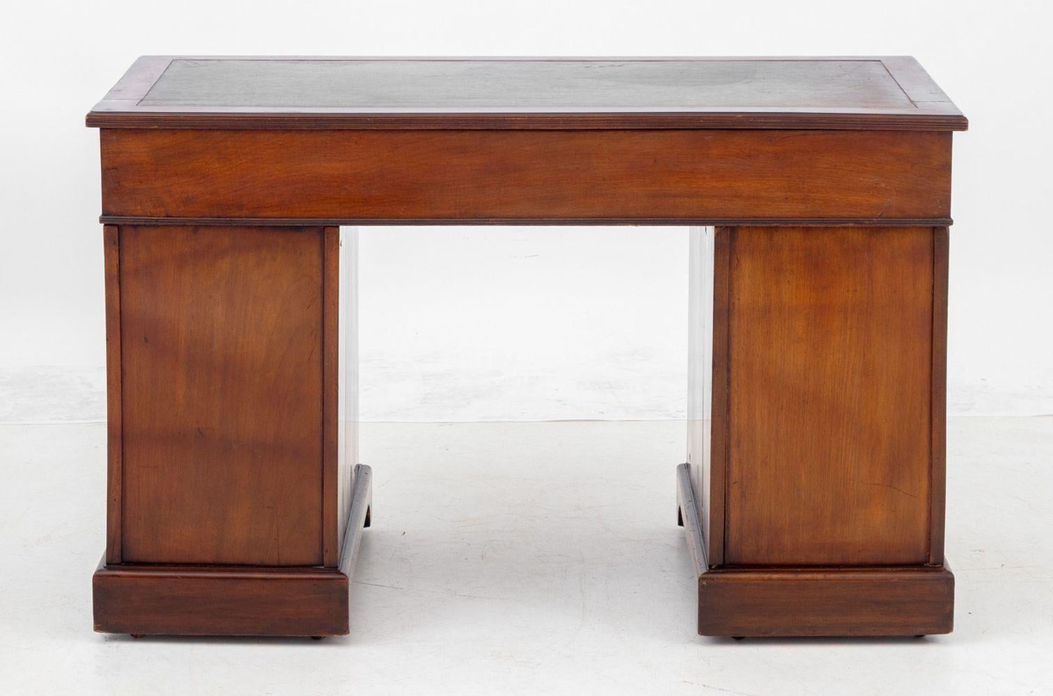 Victorian Mahogany Pedestal Desk For Sale 2