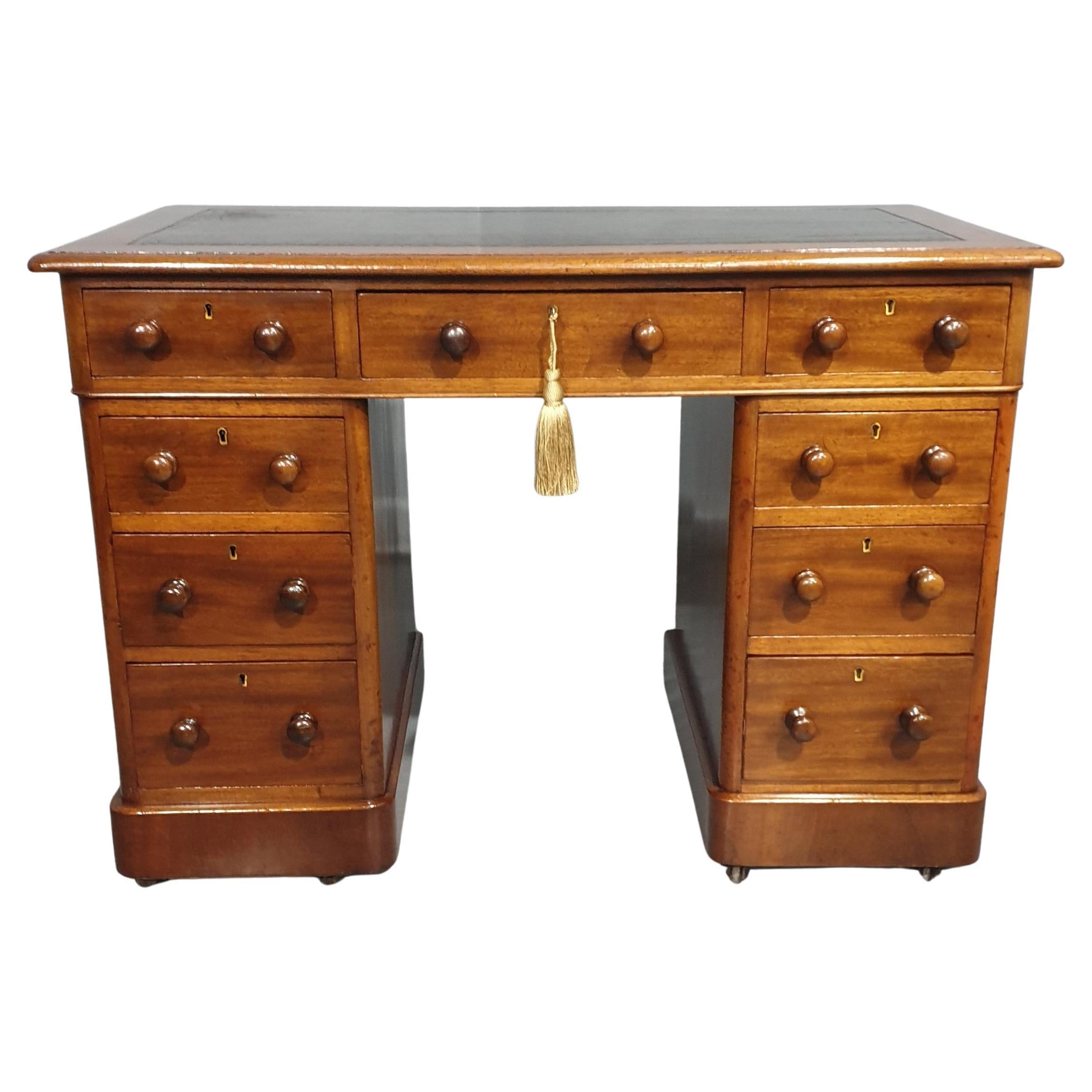 Bureau victorien à piédestal en acajou