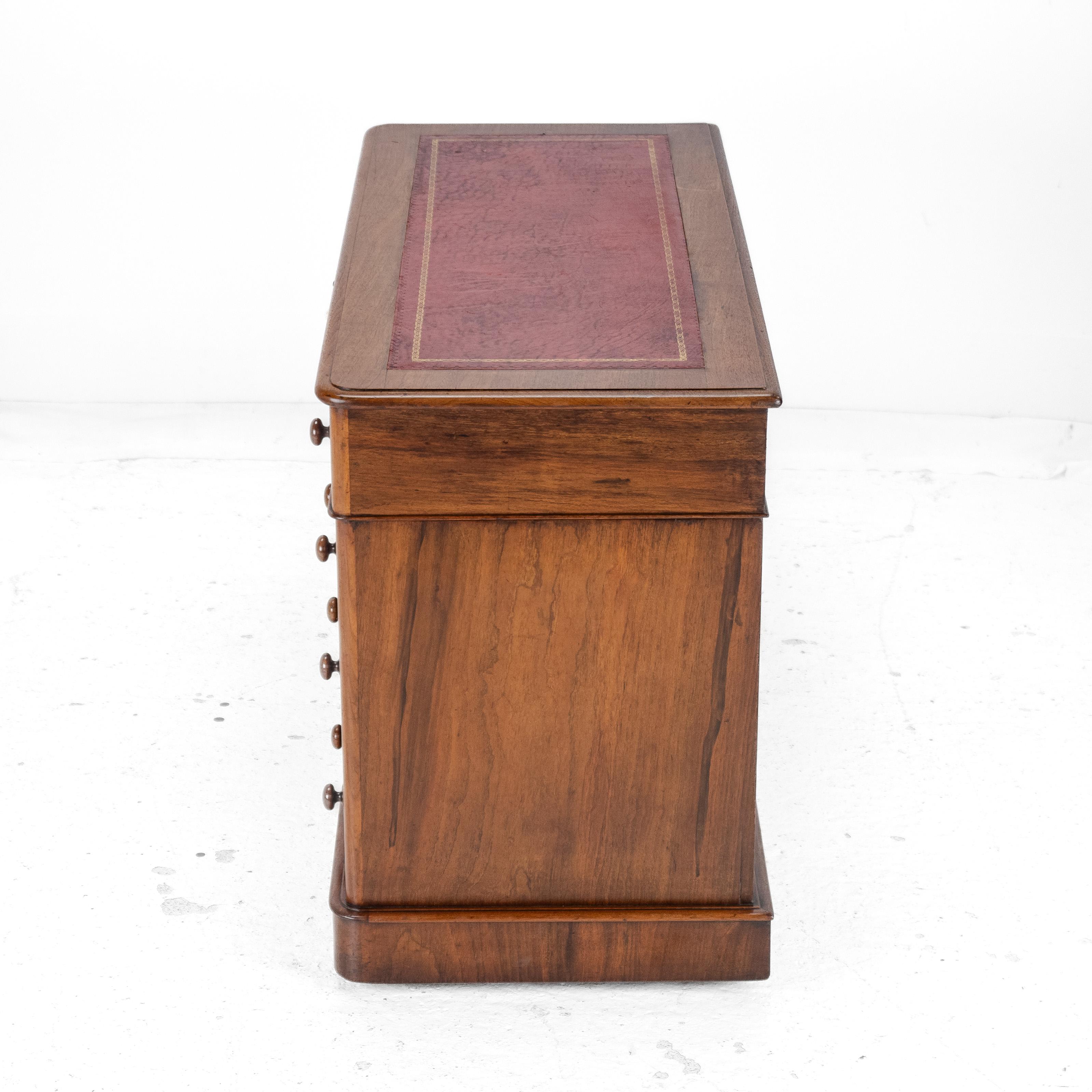 Viktorianischer Mahagoni-Sockelschreibtisch mit vergoldetem Lederskiver um 1880, Ende 19. im Zustand „Gut“ im Angebot in Leeds, GB