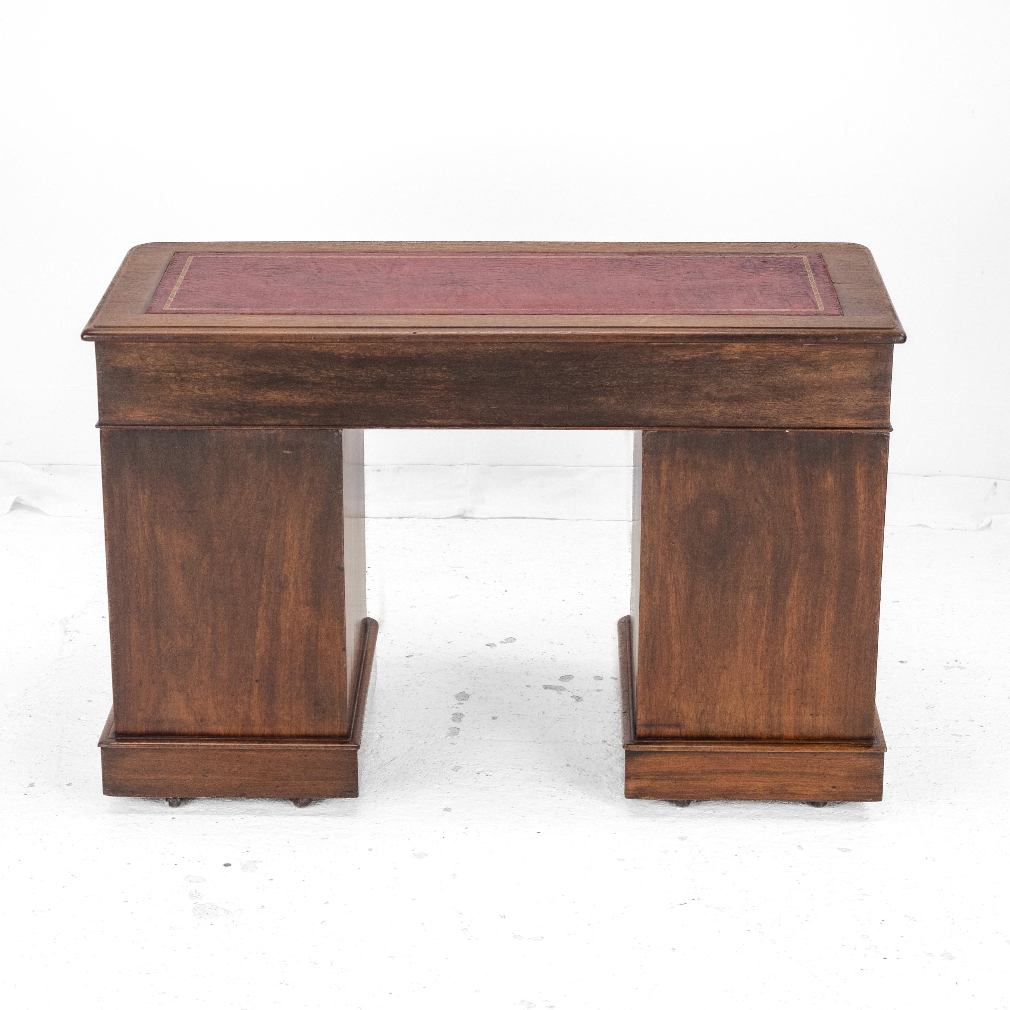 Viktorianischer Mahagoni-Sockelschreibtisch mit vergoldetem Lederskiver um 1880, Ende 19. (19. Jahrhundert) im Angebot
