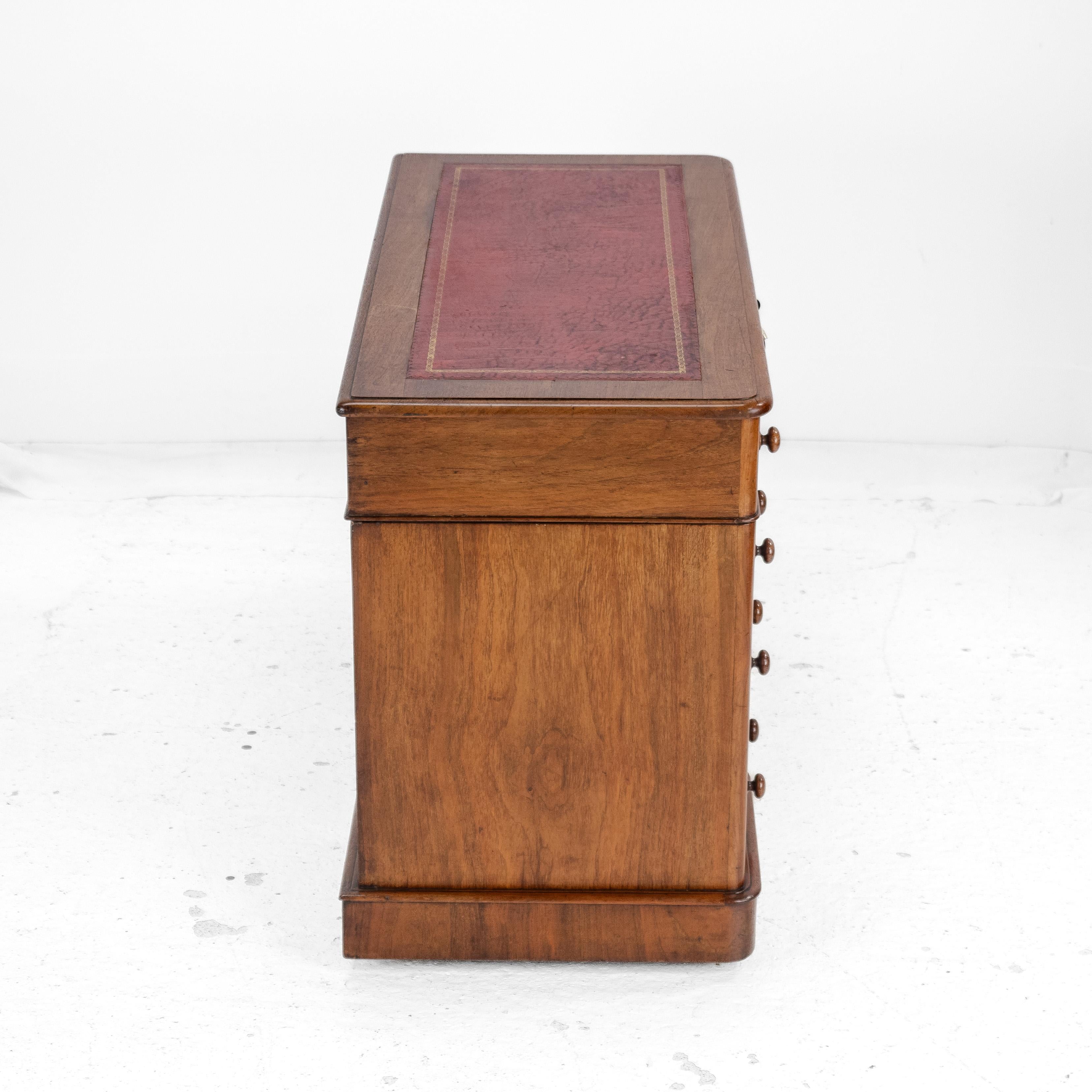 Viktorianischer Mahagoni-Sockelschreibtisch mit vergoldetem Lederskiver um 1880, Ende 19. im Angebot 1