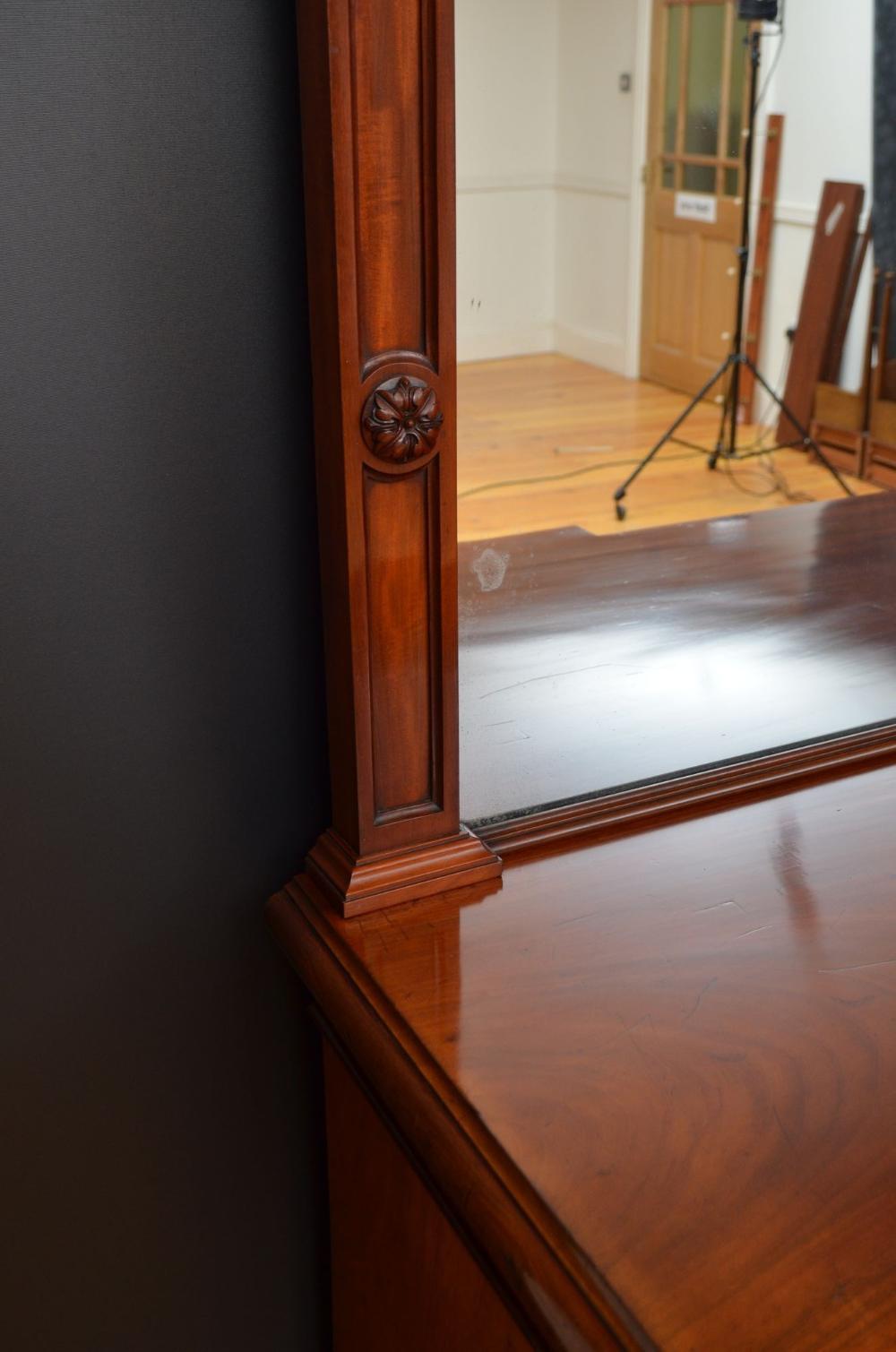 Credenza vittoriana con piedistallo in mogano in vendita 7